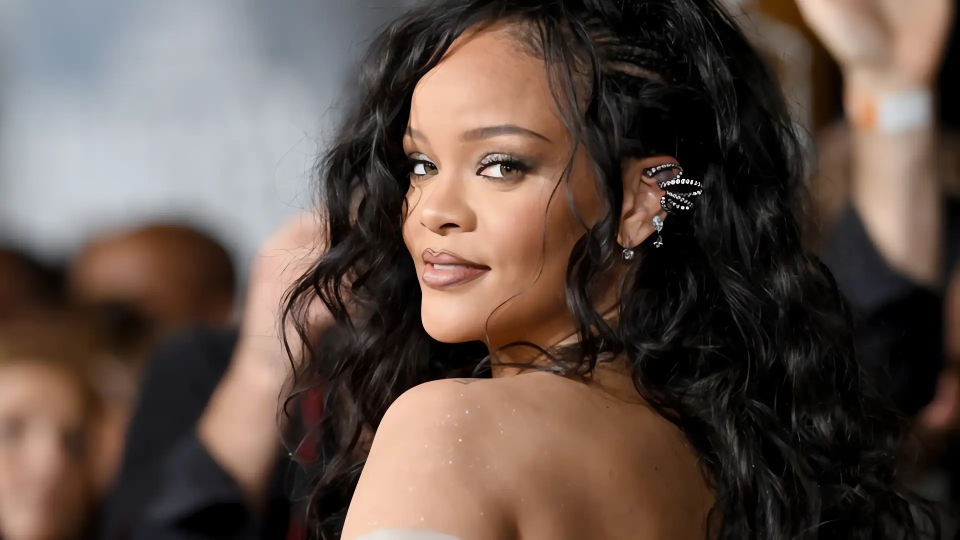 Rihanna revela su tercer embarazo en la Met Gala 2025
