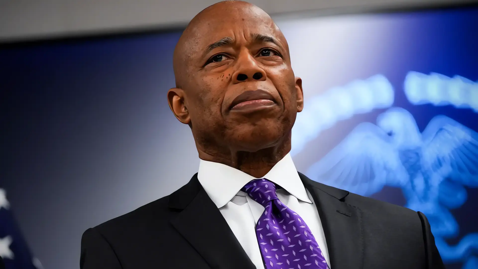 Escándalo millonario amenaza la reelección de Adams
