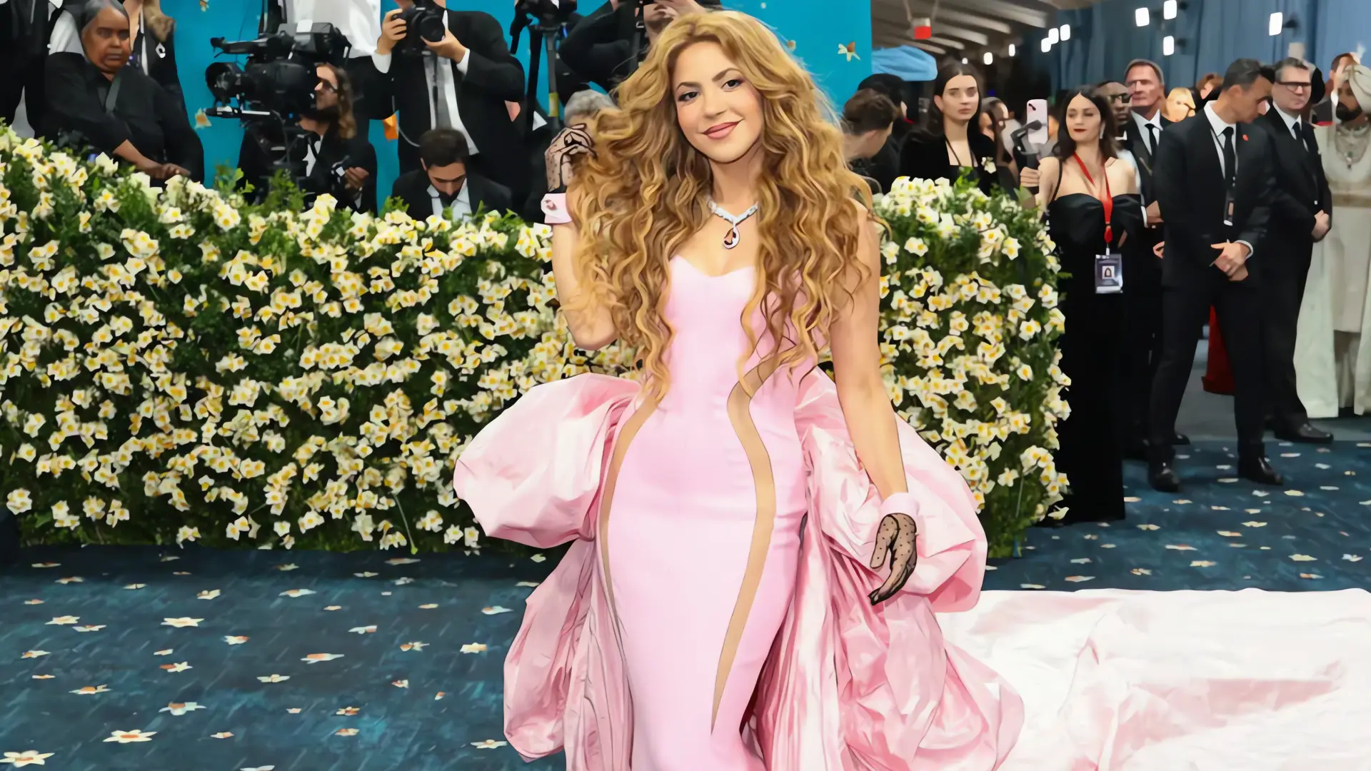 Shakira impacta en la Met Gala con un vestido monumental
