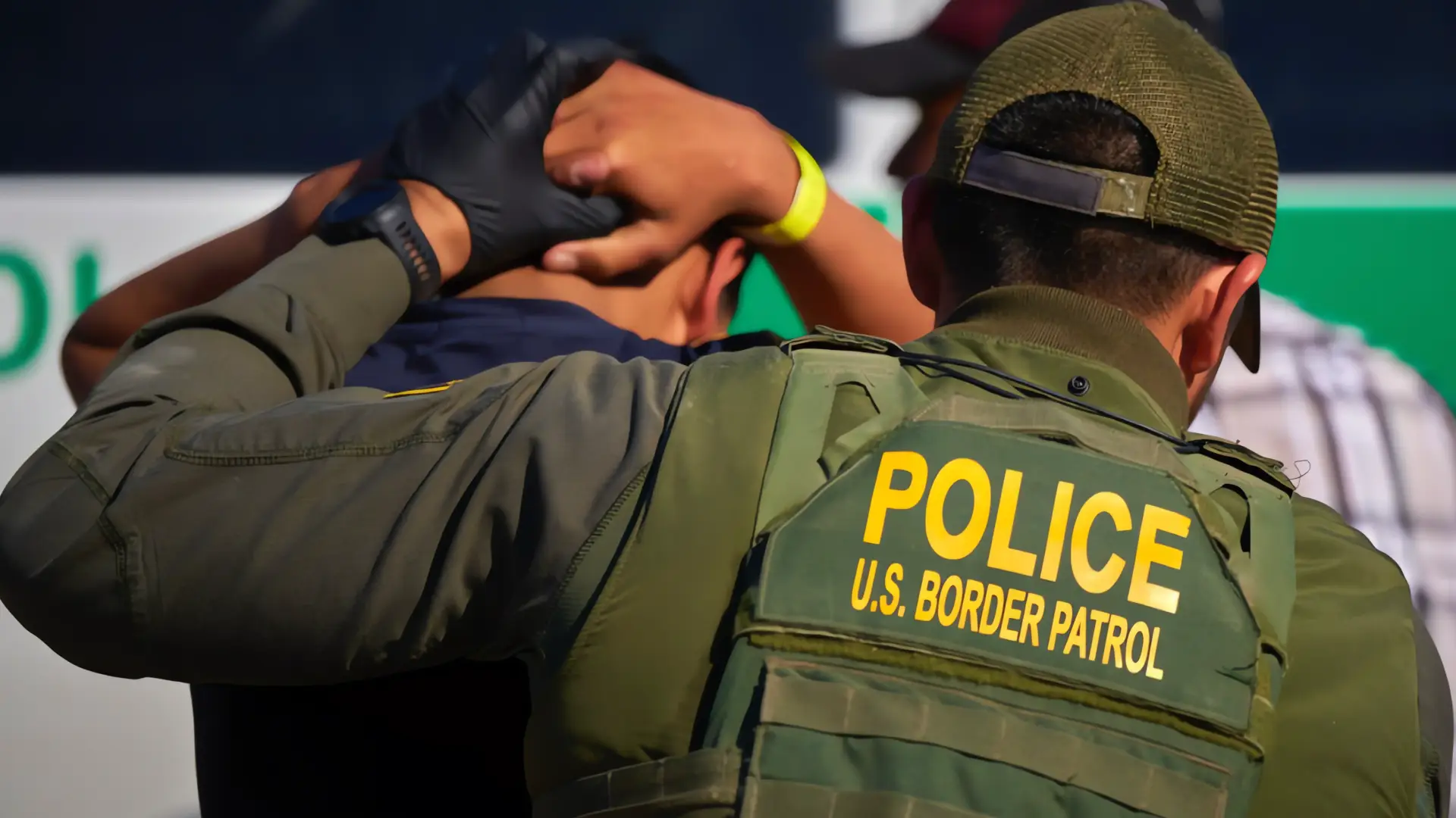 Ex convicto arrestado por contrabando de personas en Arizona
