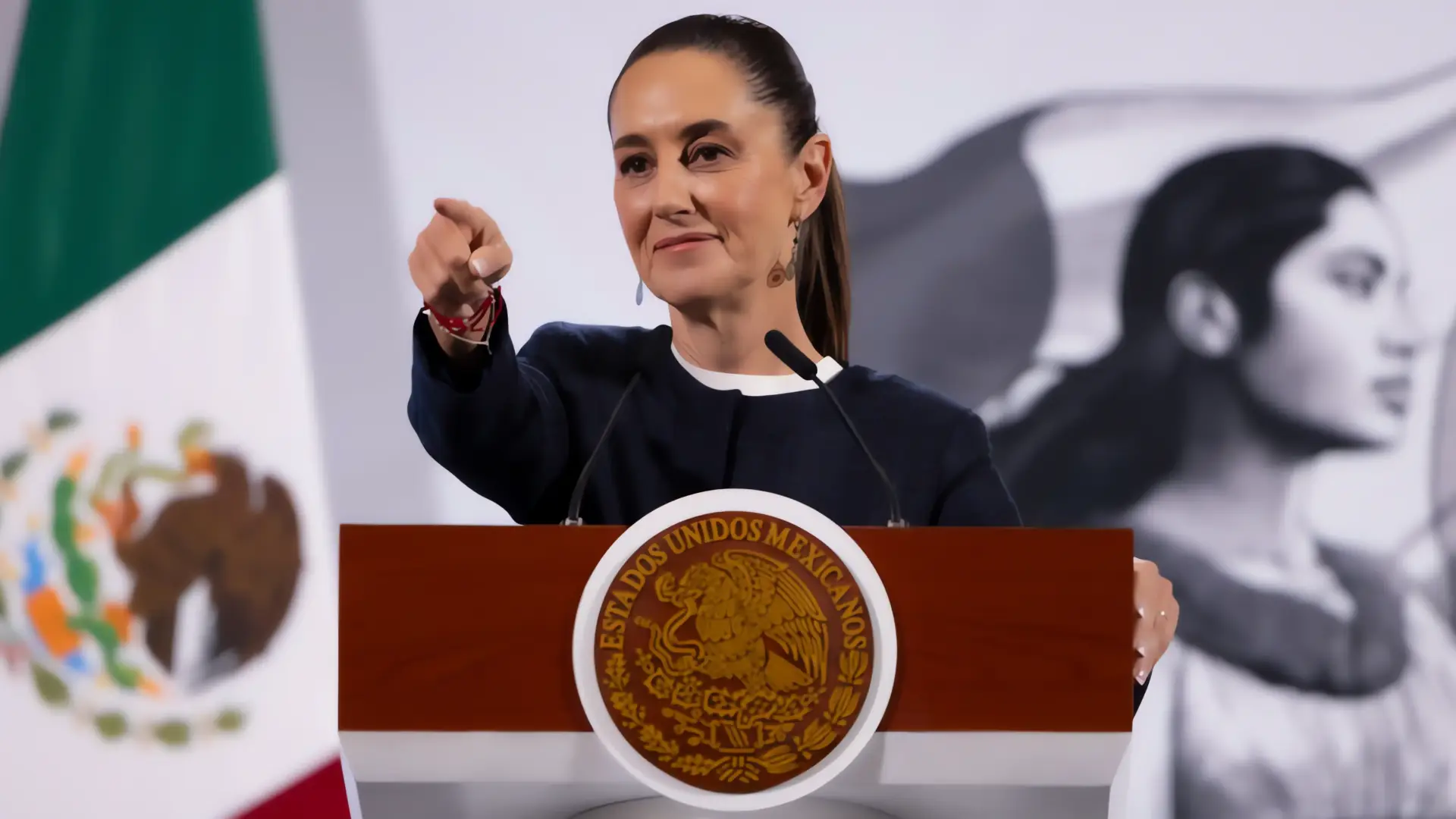 Sheinbaum anuncia aumento salarial para docentes mexicanos
