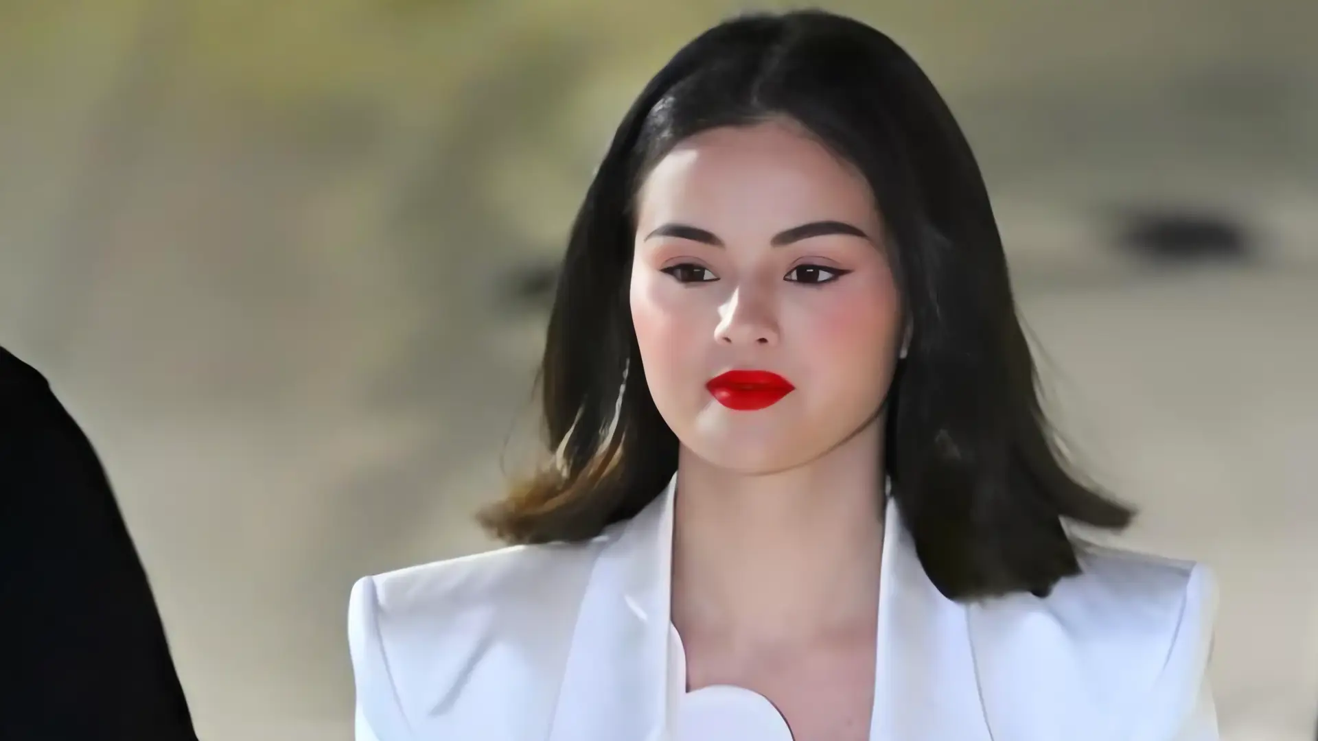 Selena Gomez deslumbra con el blanco en las alfombras rojas
