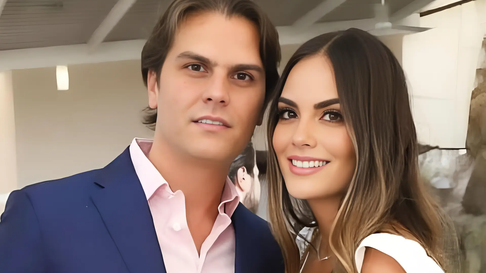 Ximena Navarrete y Juan Carlos presentan a Santiago, su tercer hijo
