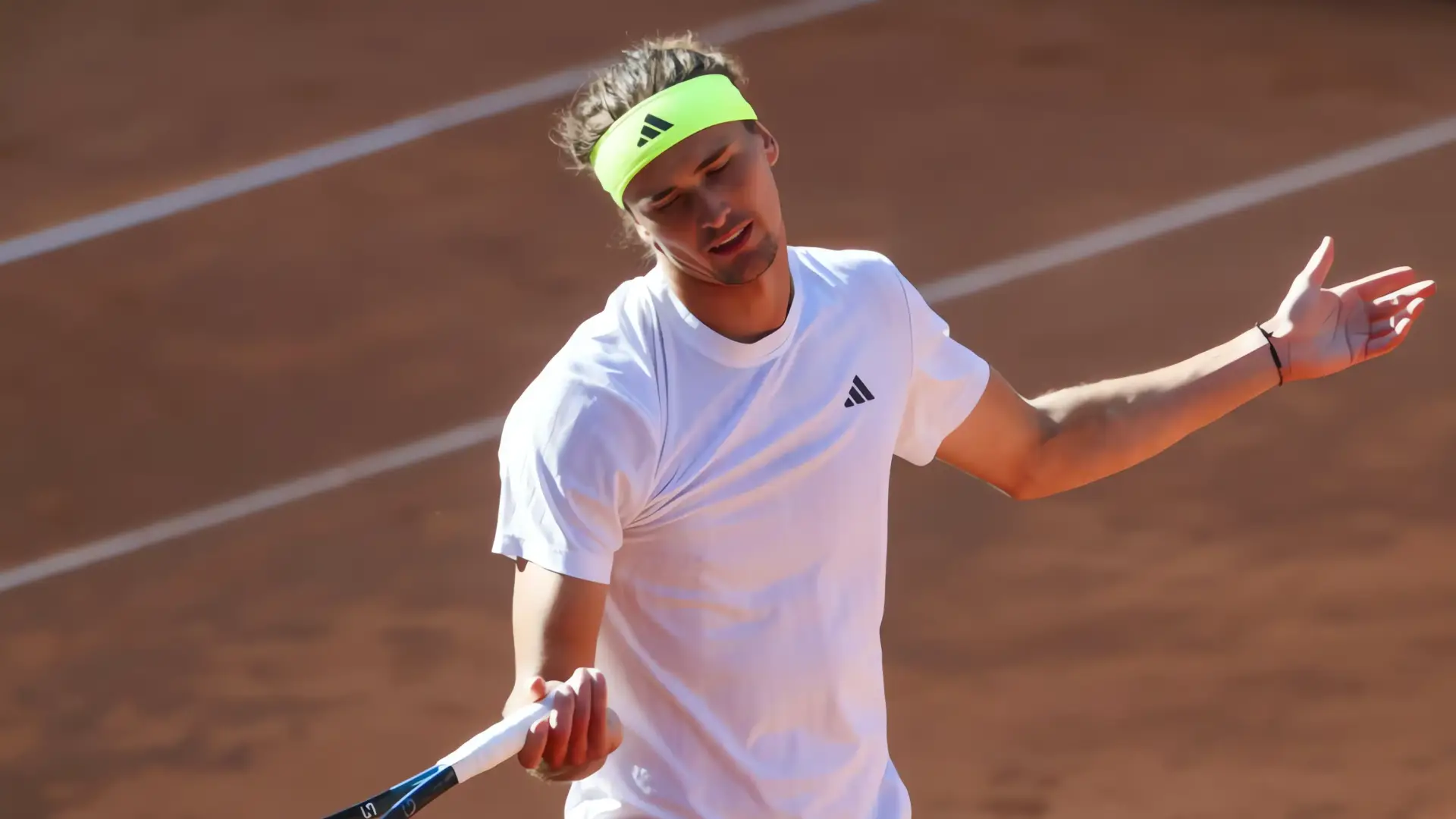 Rayo retrasa a Zverev; llega tarde a Roland Garros
