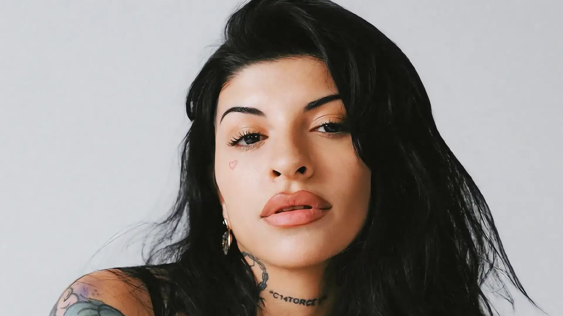 Cazzu en México: ¿Discreción o estrategia?
