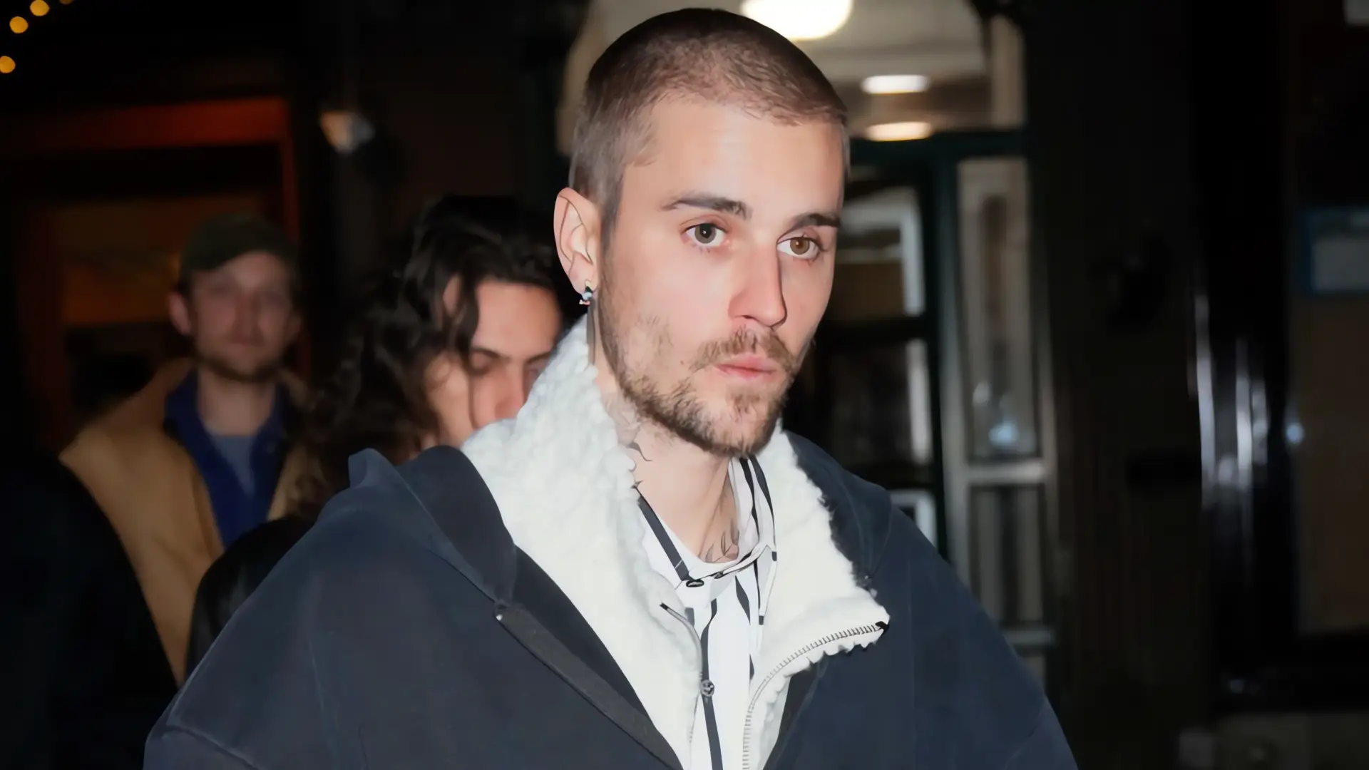 Fotos de Justin Bieber fumando con su hijo generan polémica
