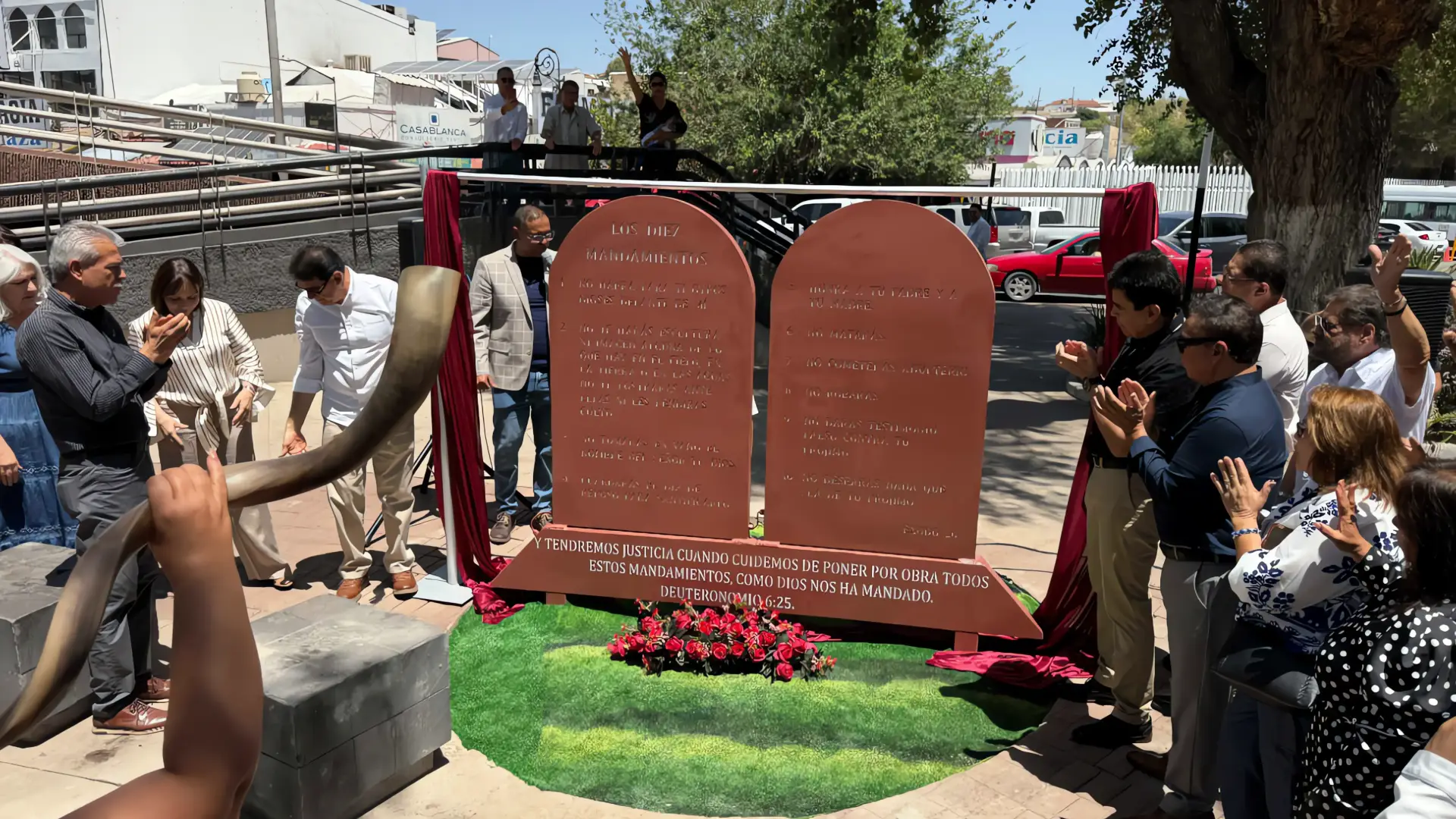 Monumento conmemora la historia en la Plaza 13 de Marzo
