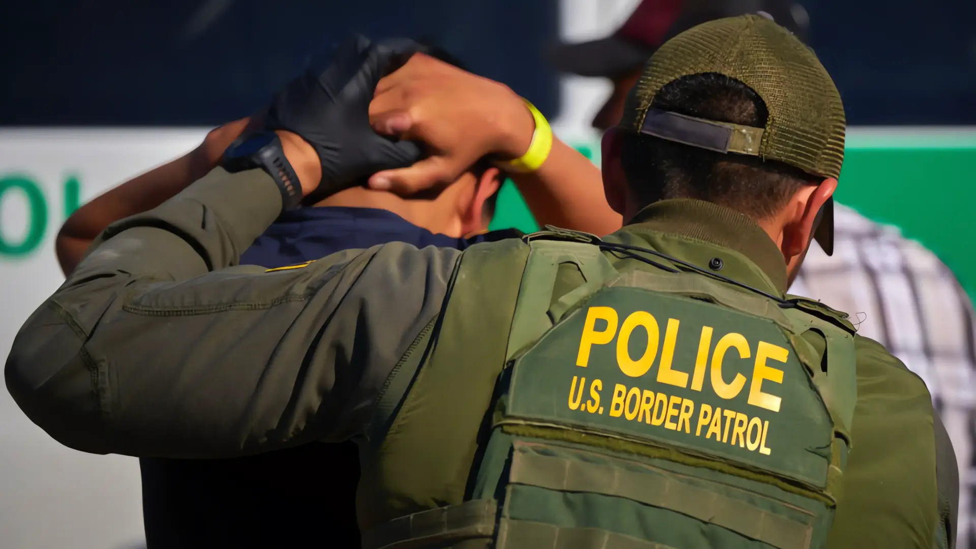 Redada en Nuevo México desmantela red de tráfico de migrantes
