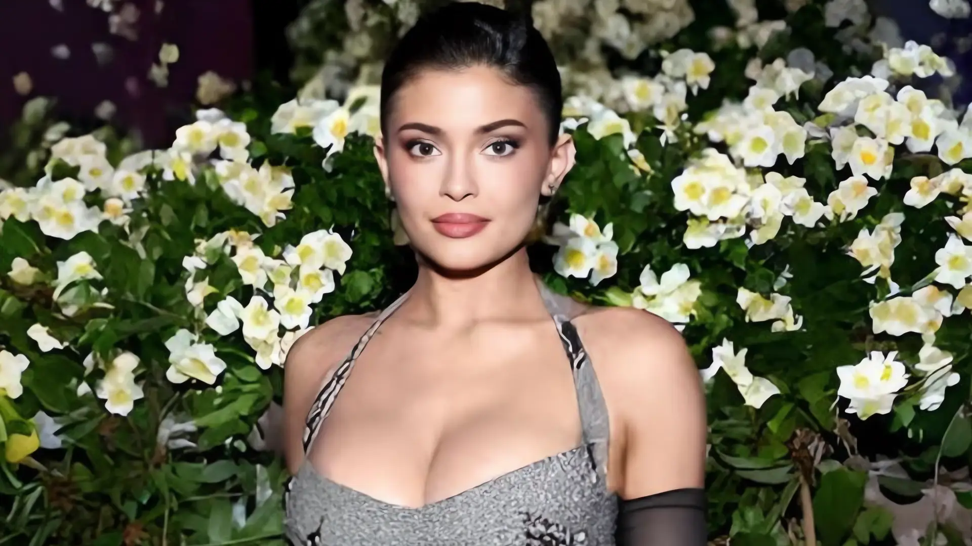 Kylie Jenner habla sobre sus implantes mamarios
