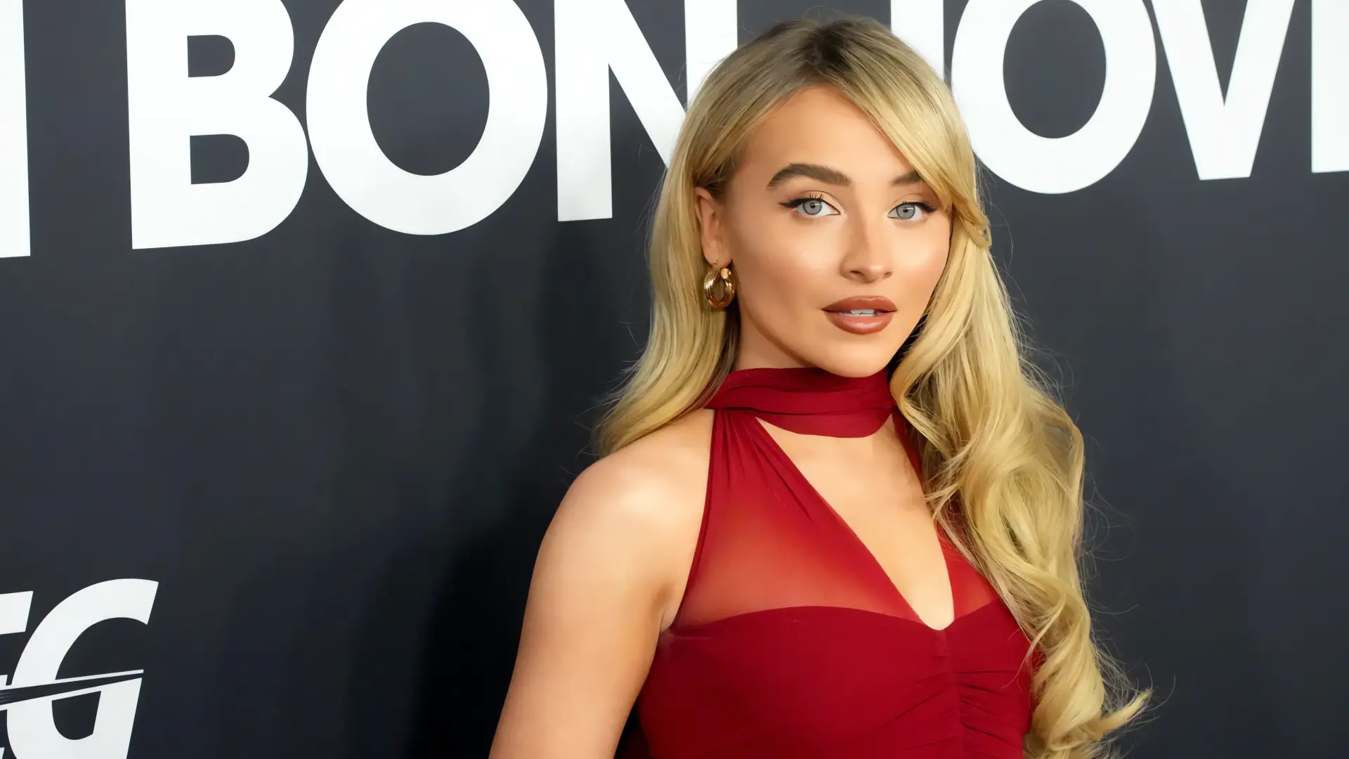 Sabrina Carpenter sigue el éxito de "Espresso" con su nuevo sencillo, "Manchild"
