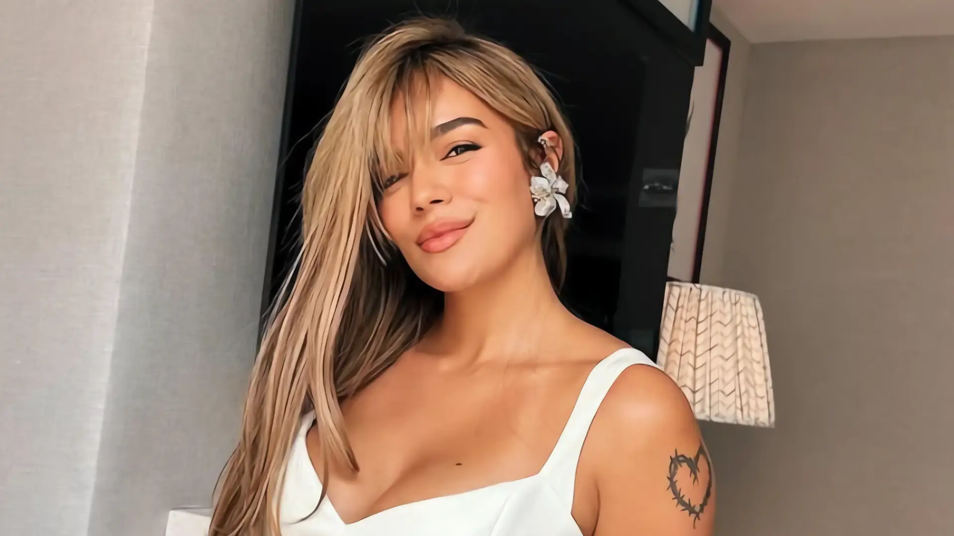 Karol G empodera a tatuadoras mexicanas con becas Women Ink
