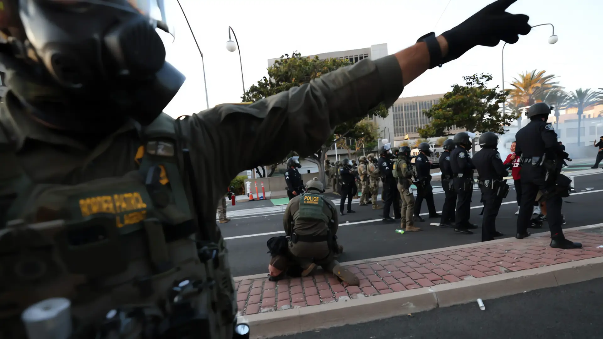 Gobernadora Noem pide intervención militar contra manifestantes en Los Ángeles
