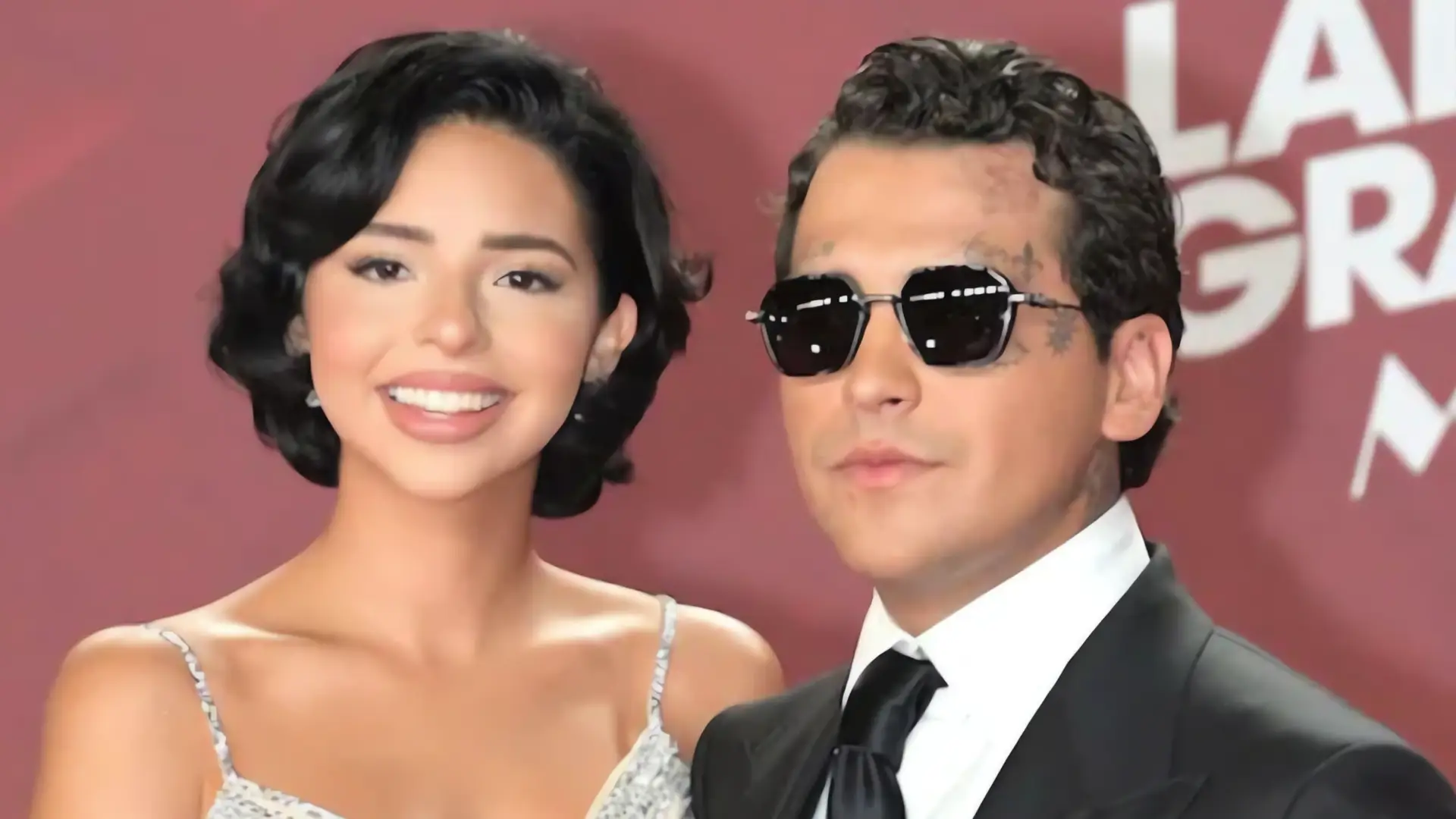 Ángela Aguilar y Christian Nodal vistos en Houston tramitando pasaportes
