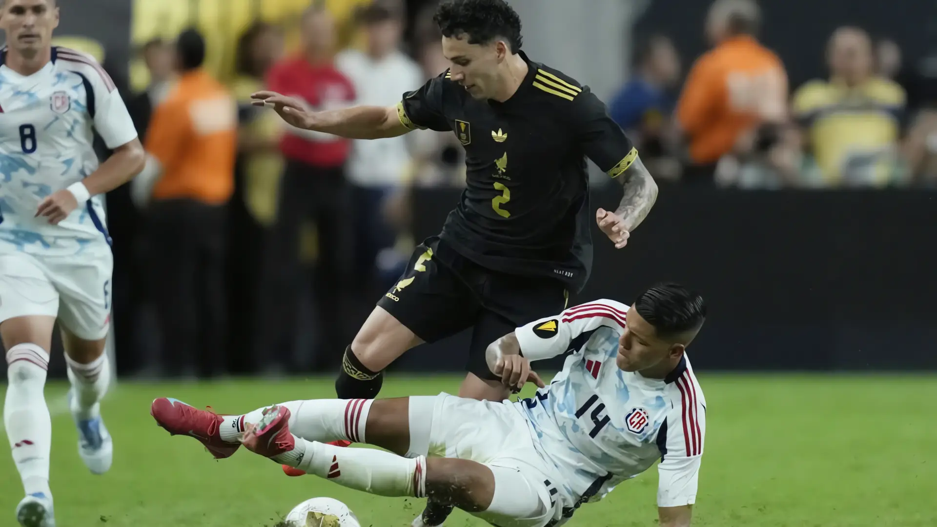 México avanza a pesar de anulada chilena de Giménez

