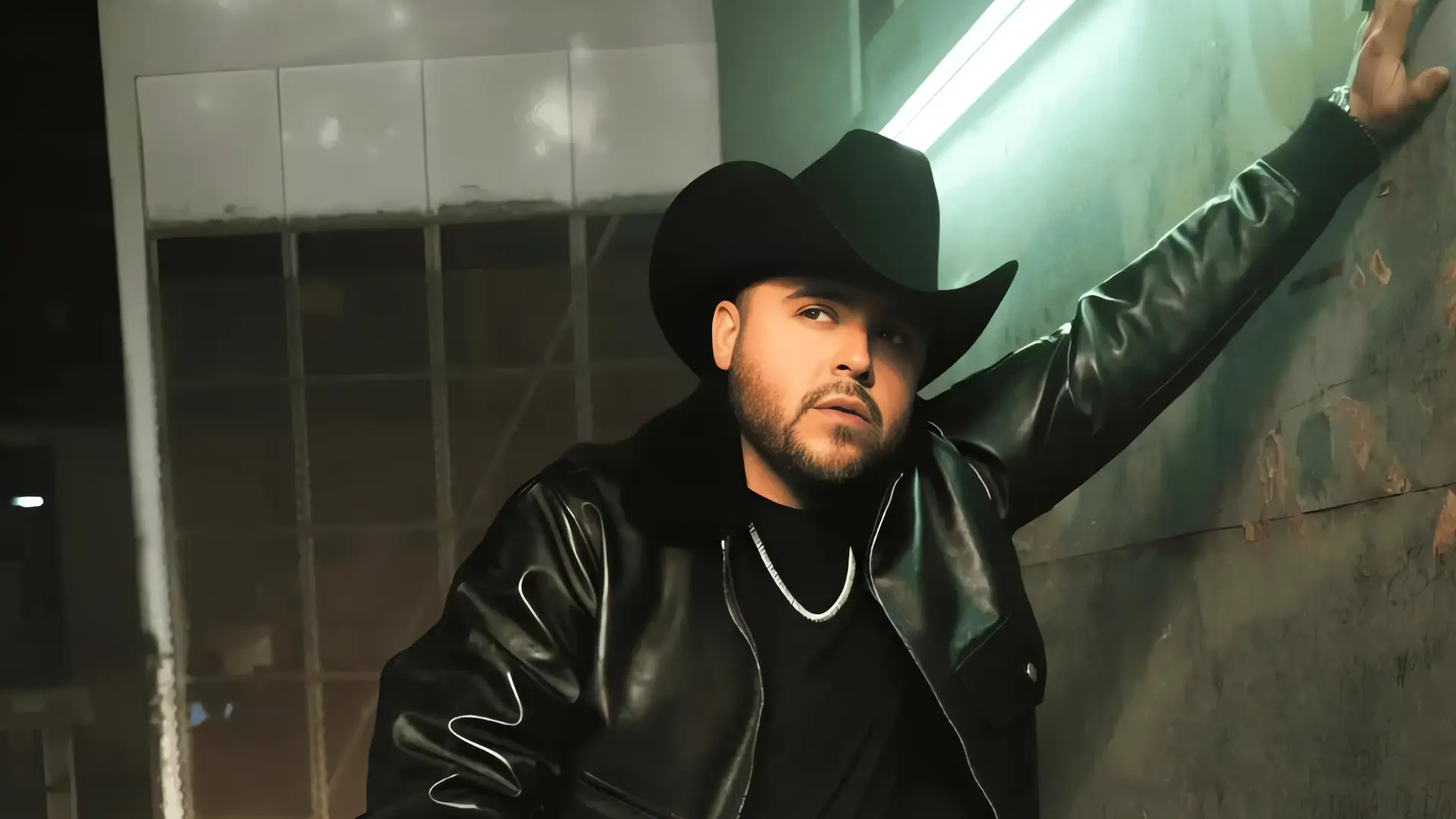 Gerardo Ortiz sorprende con el emotivo sencillo "Échame el Grito"
