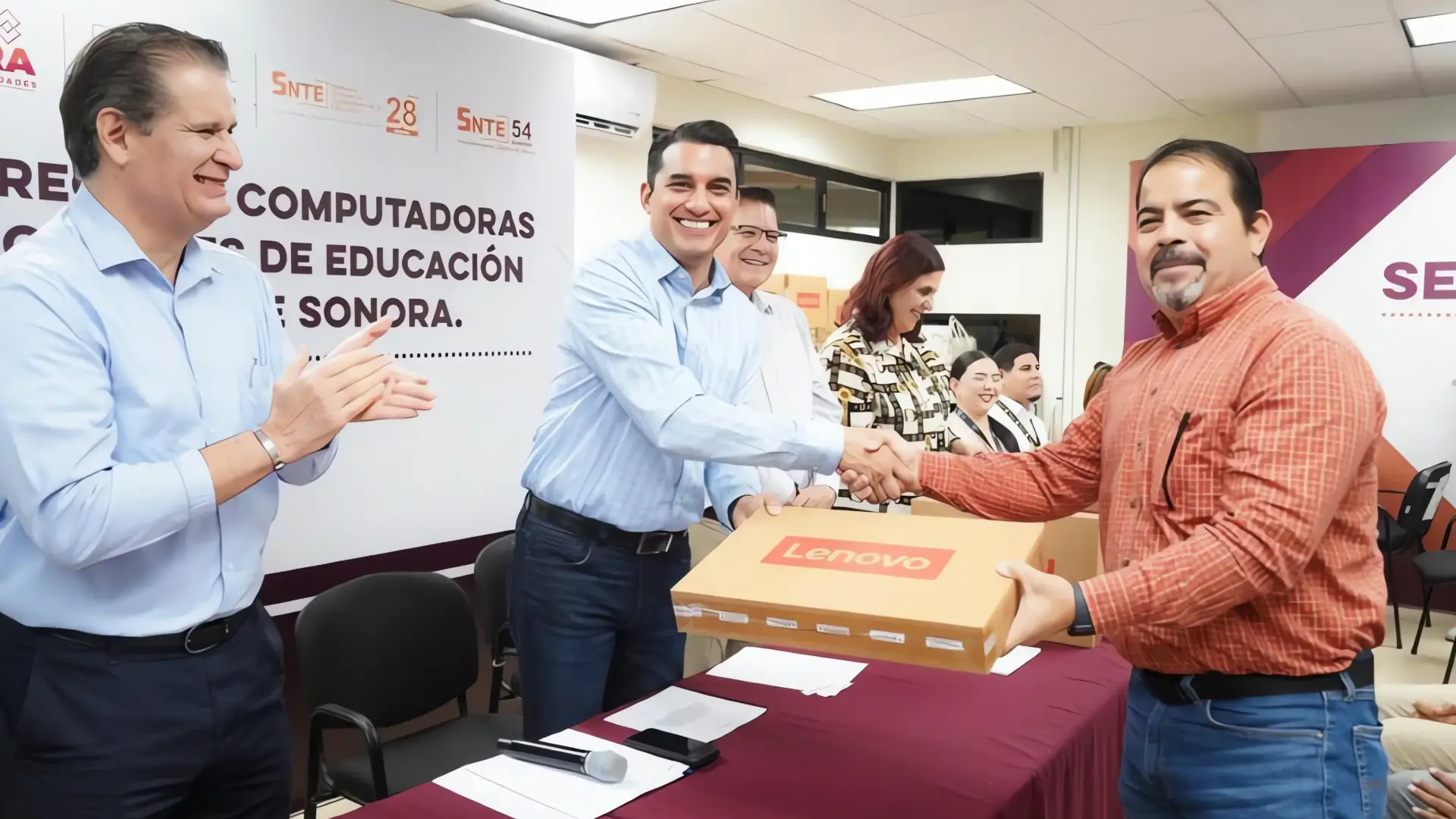 Entrega de computadoras a docentes
