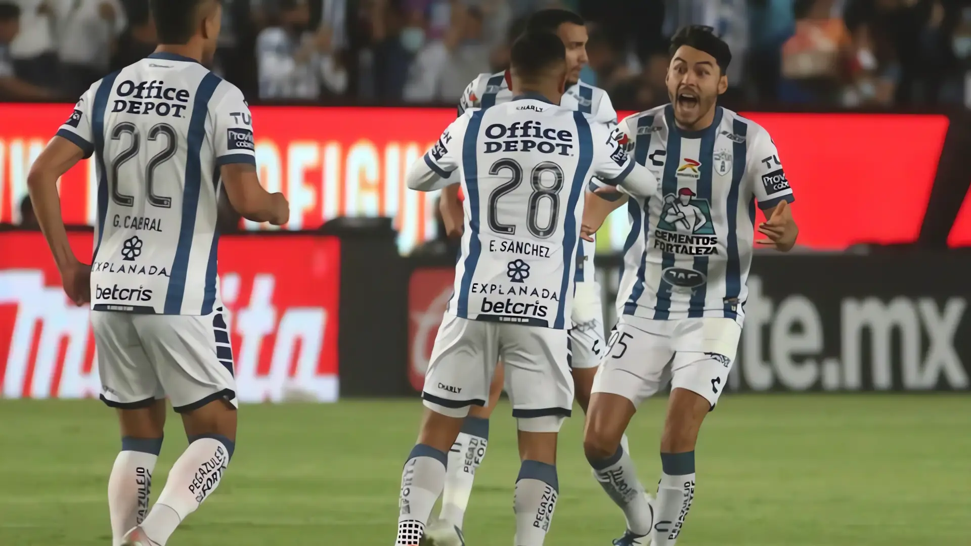 Golazo de rabona guía al triunfo 3-0 del Pachuca sobre Monterrey
