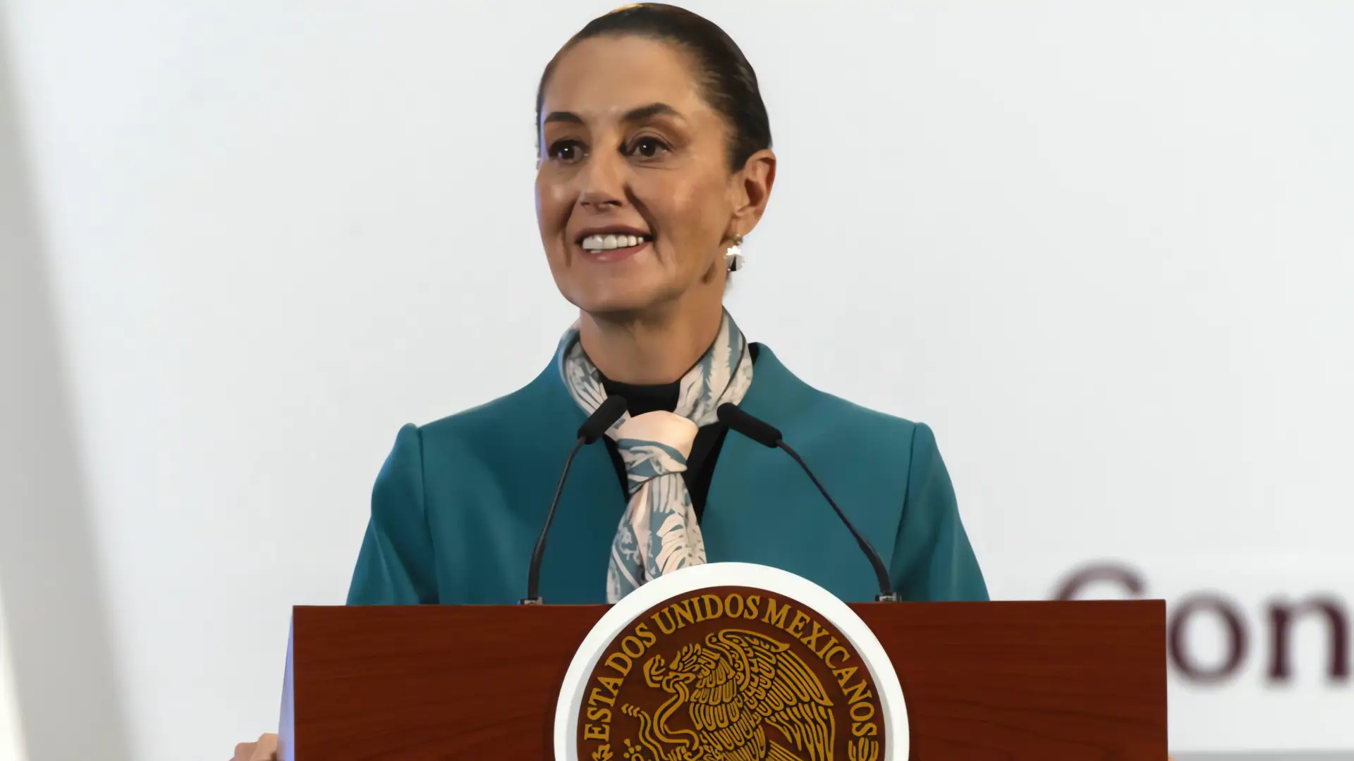 IA clona voces de actores de doblaje; Sheinbaum interviene
