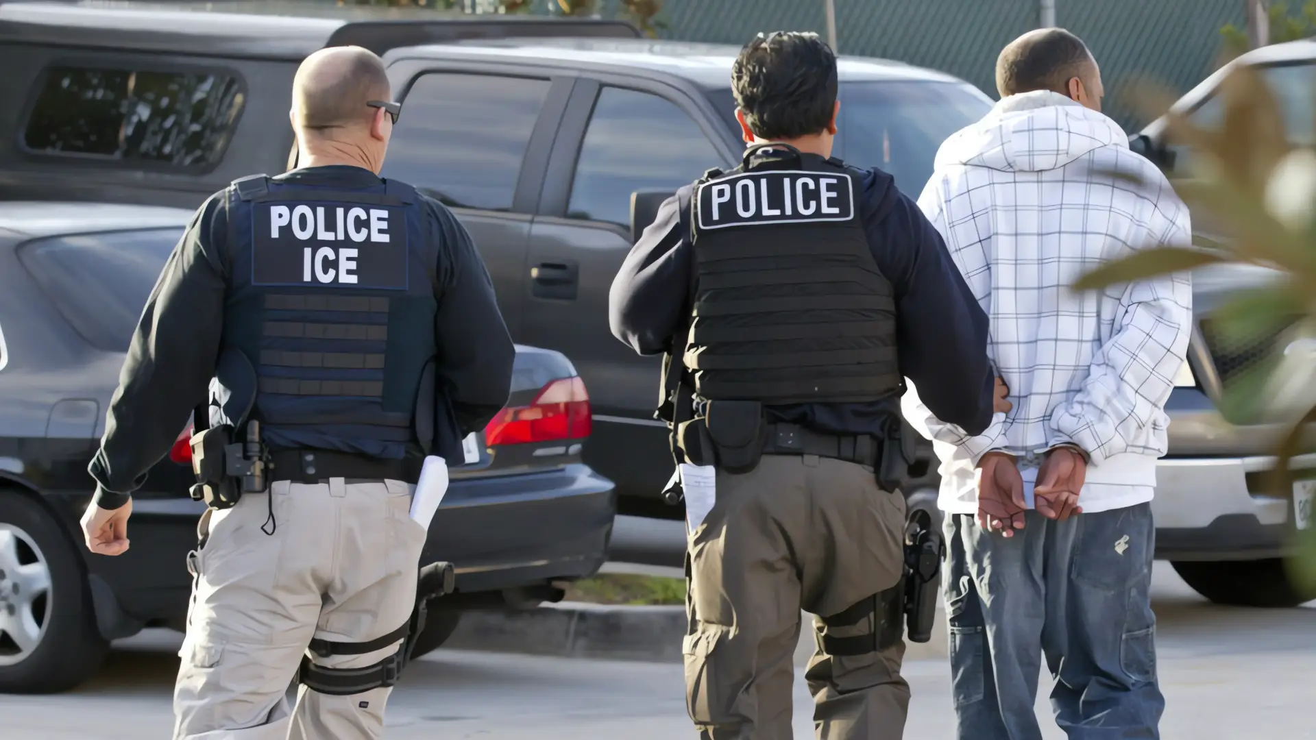 Migrantes usan OnlyFans y GoFundMe para financiar sus batallas legales en EE.UU.
