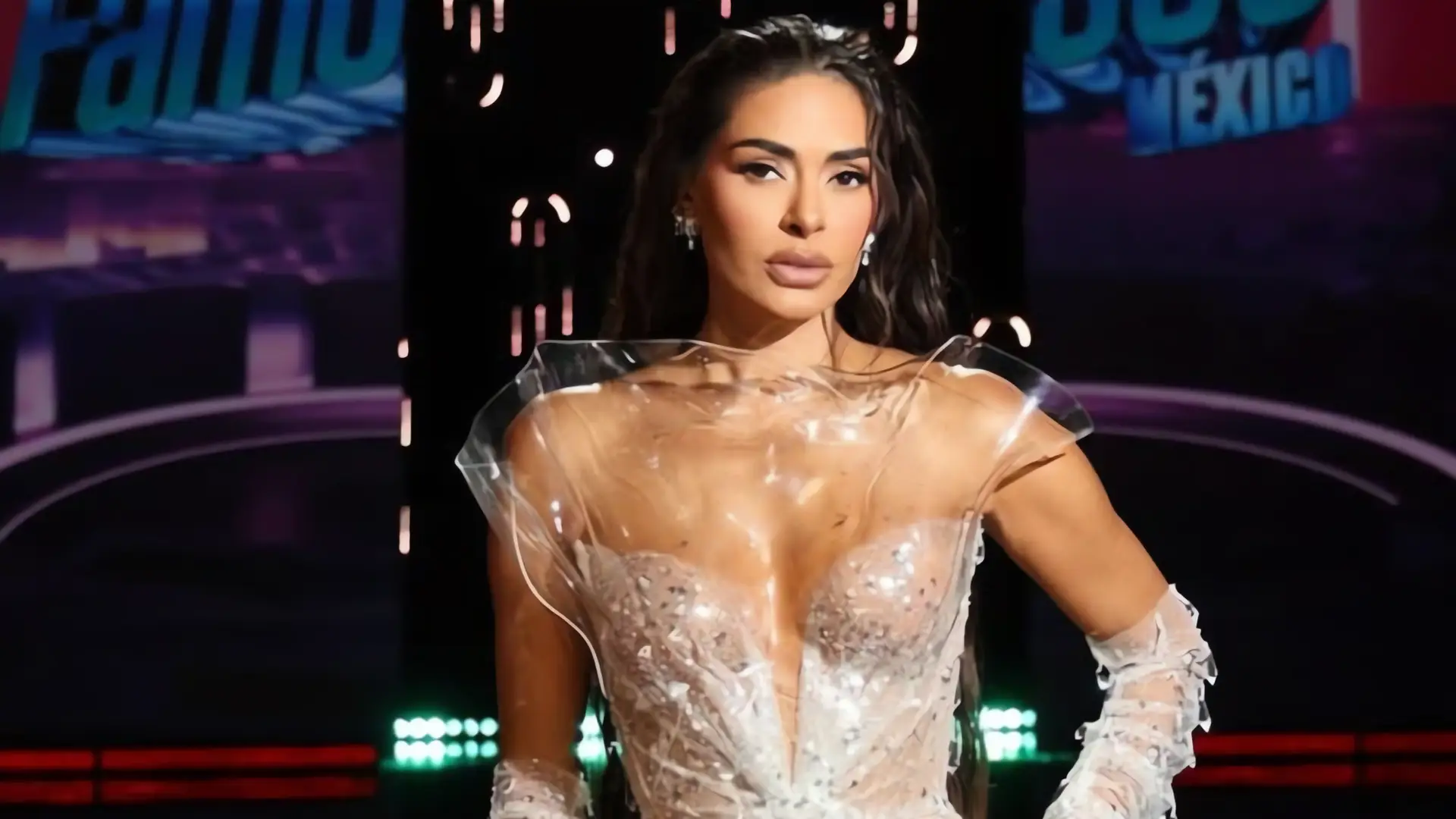 Galilea Montijo deslumbra con vestido translúcido en estreno de temporada