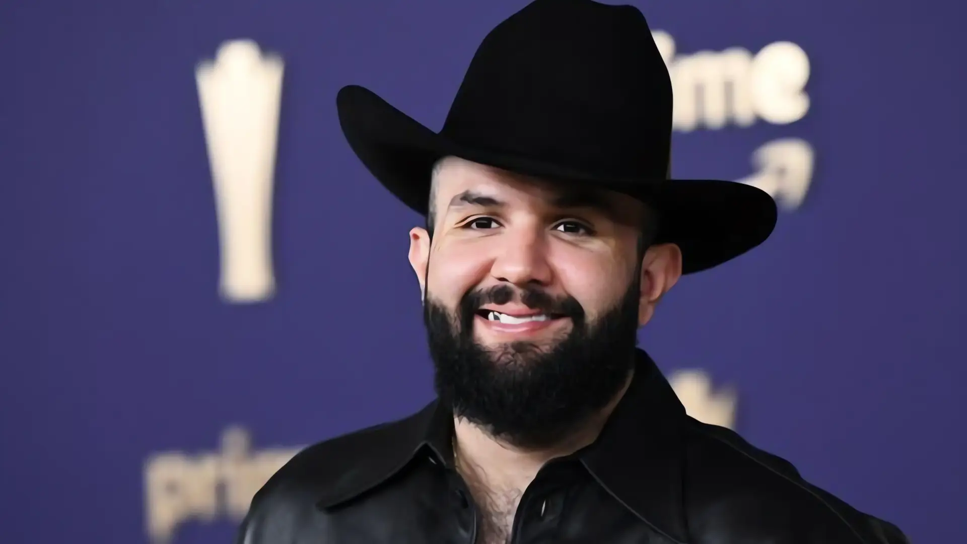 Carín León: Fusión country y regional mexicano en concierto íntimo
