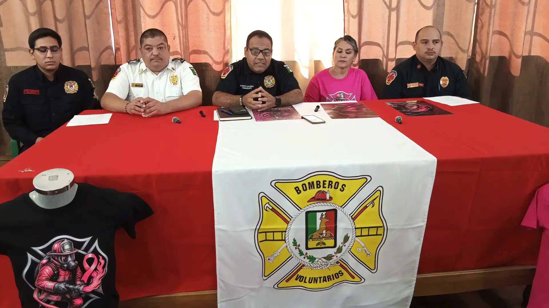 Bomberos de Nogales compiten por la lucha contra el cáncer de mama
