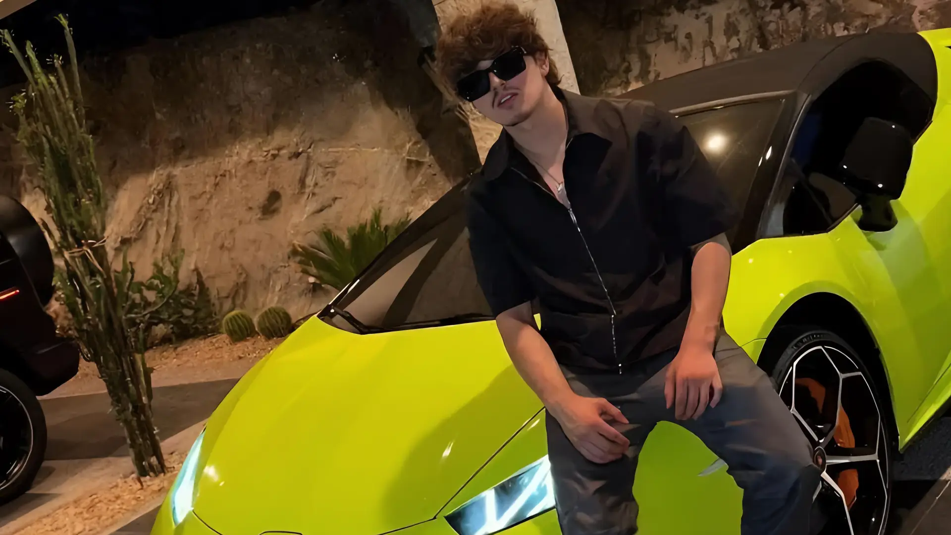 Gabito Ballesteros celebra sus 26 con un Lamborghini negro que causa revuelo