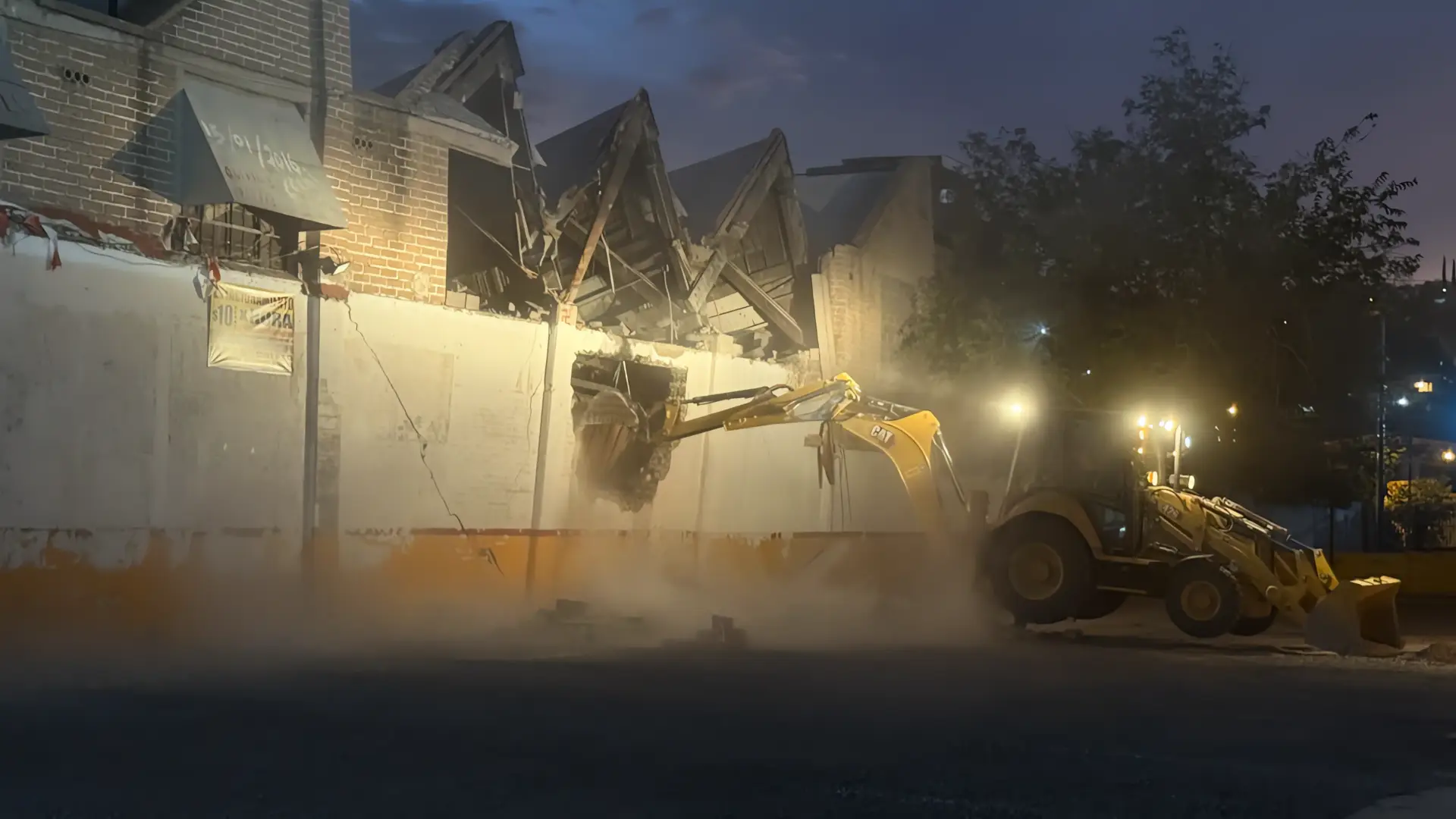 Demolición de edificio en riesgo inicia en Nogales
