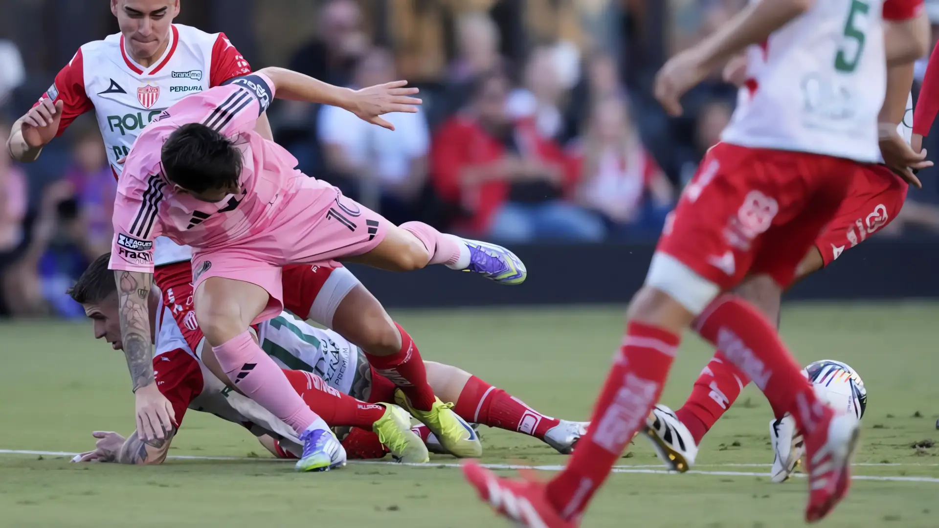 Messi fuera del partido contra Pumas por lesión
