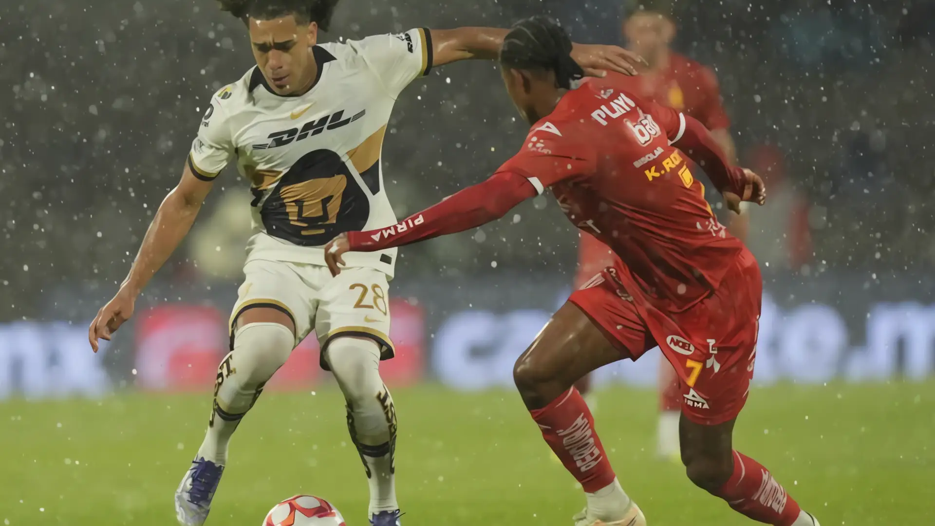 Pumas y Necaxa: Duelo épico bajo la tormenta
