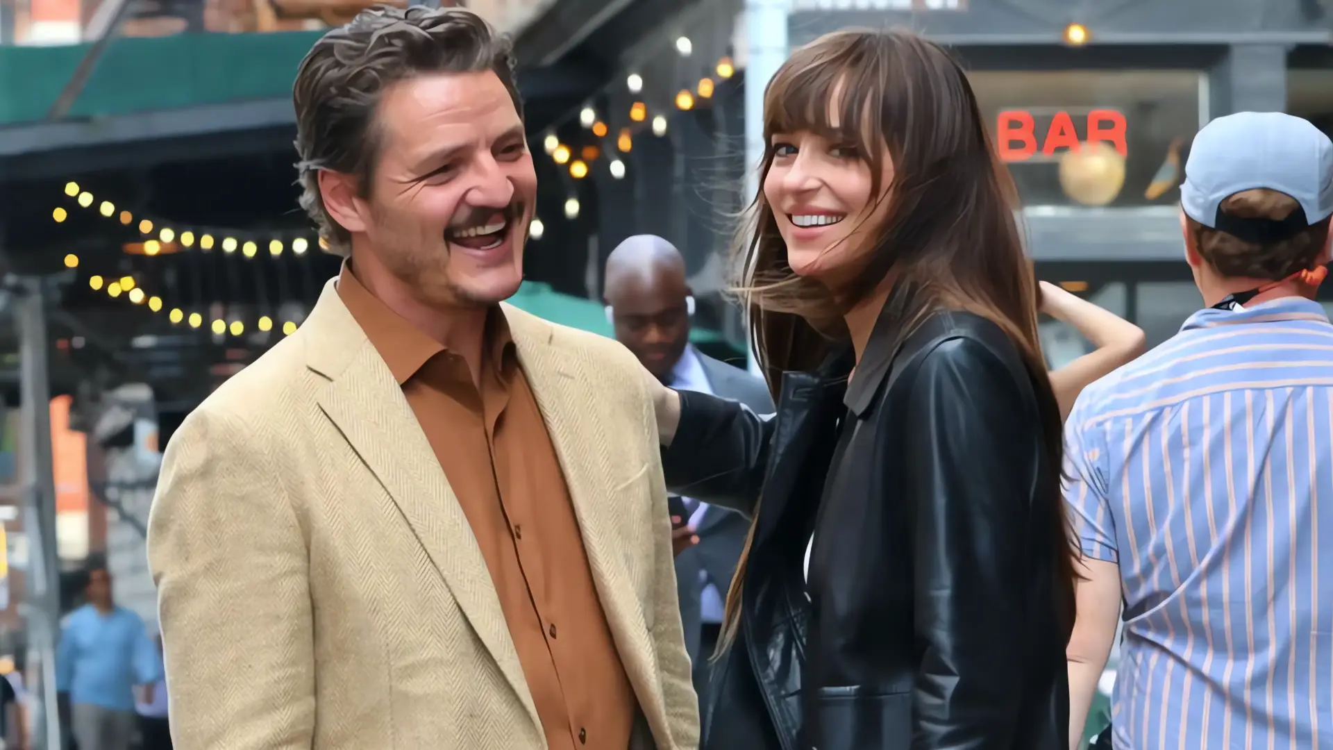 Pedro Pascal revela los desafíos de trabajar con Dakota Johnson
