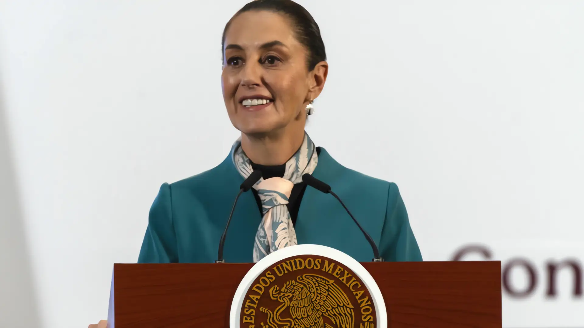 Sheinbaum rechaza críticas de exconsejeros del INE