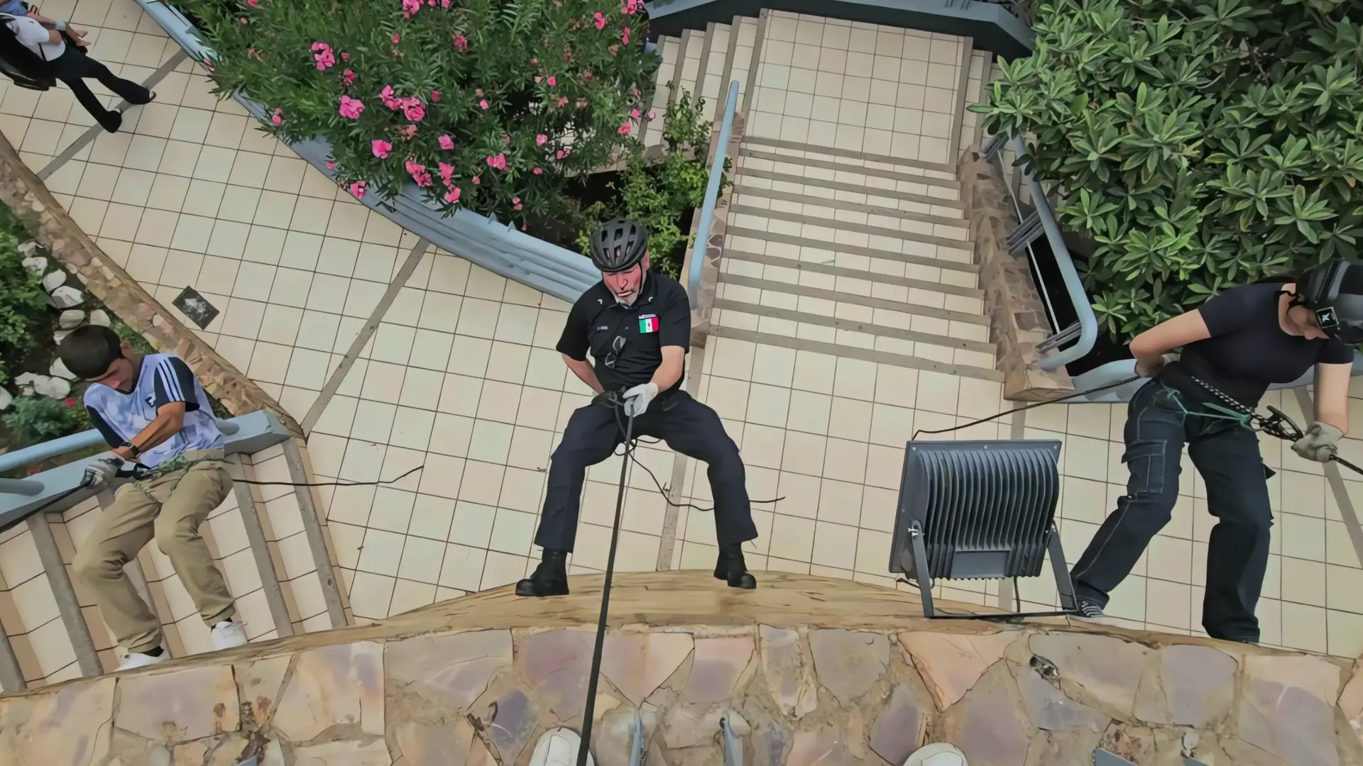 Jóvenes se capacitan en rappel deportivo con Heptatlón