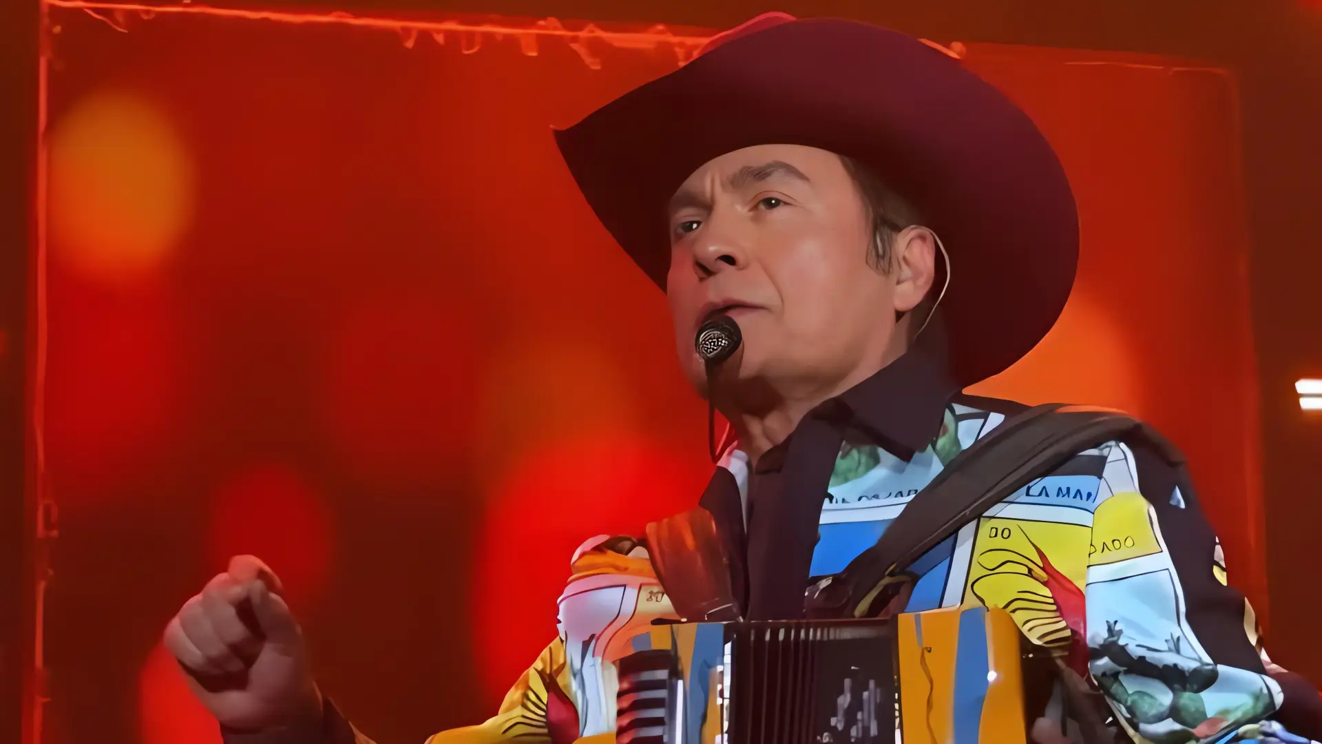 Vocalista de Los Tigres del Norte continúa cantando tras caída en concierto
