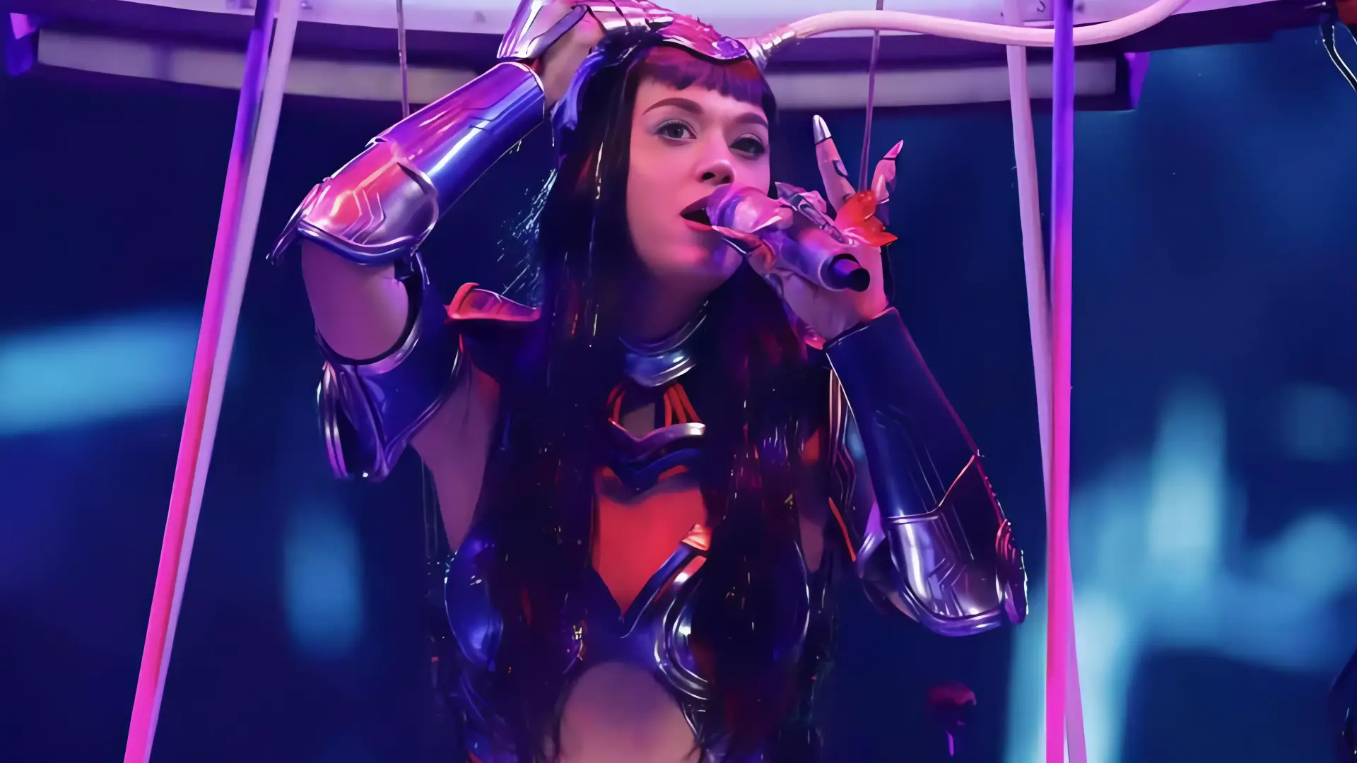 Katy Perry recibe descarga eléctrica durante concierto
