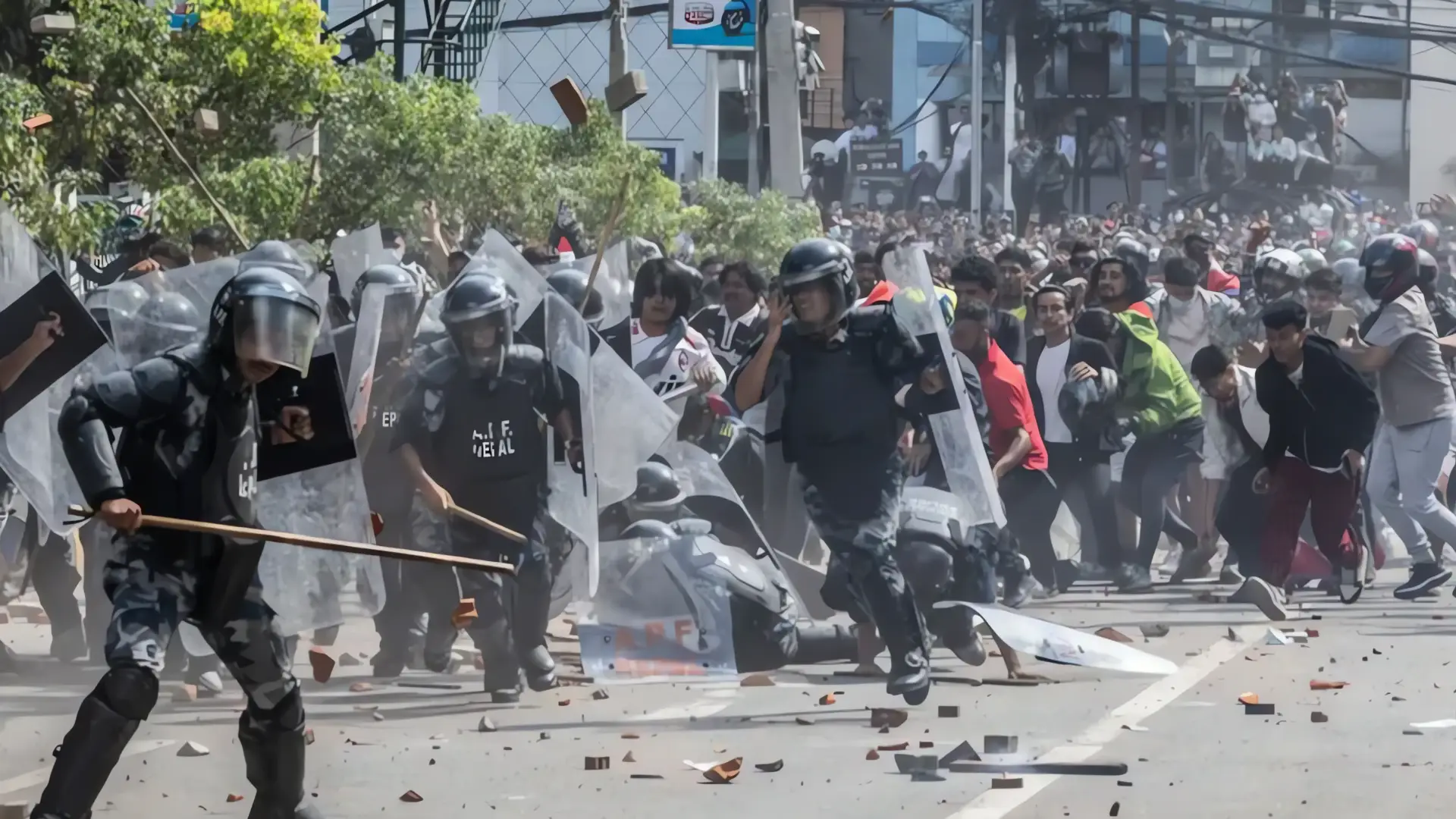 Al menos 25 muertos en violencia en Nepal; entre las víctimas, la esposa de un ex primer ministro