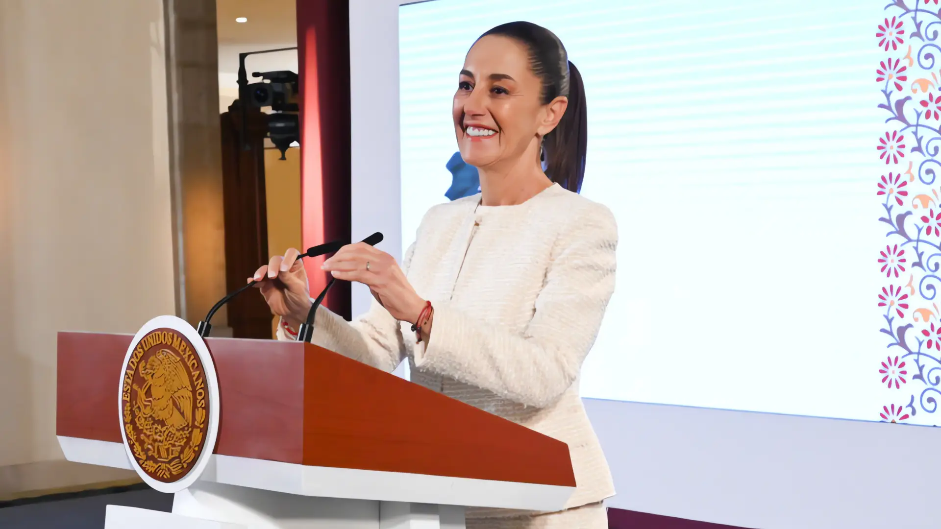 Sheinbaum defiende autonomía del INE y propone voto electrónico