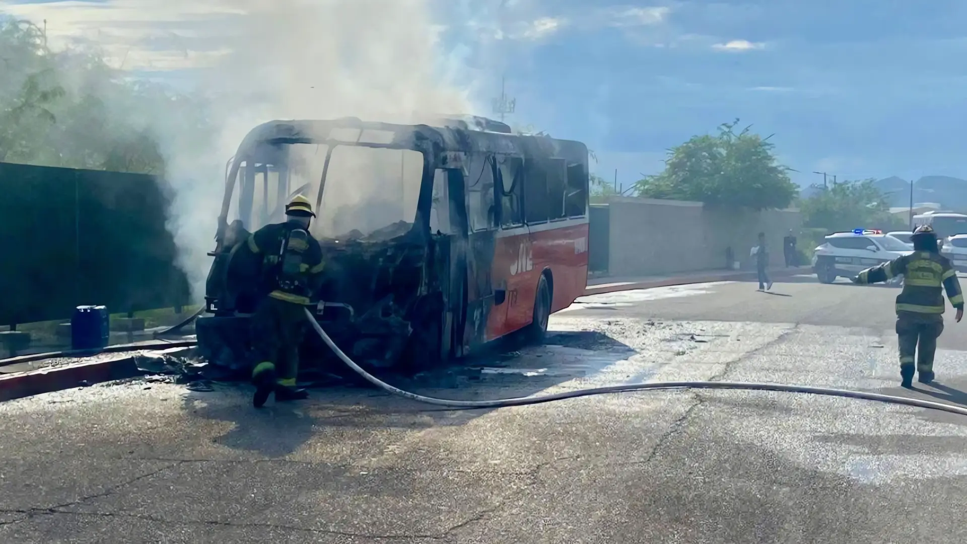Incendio consume camión urbano en Hermosillo
