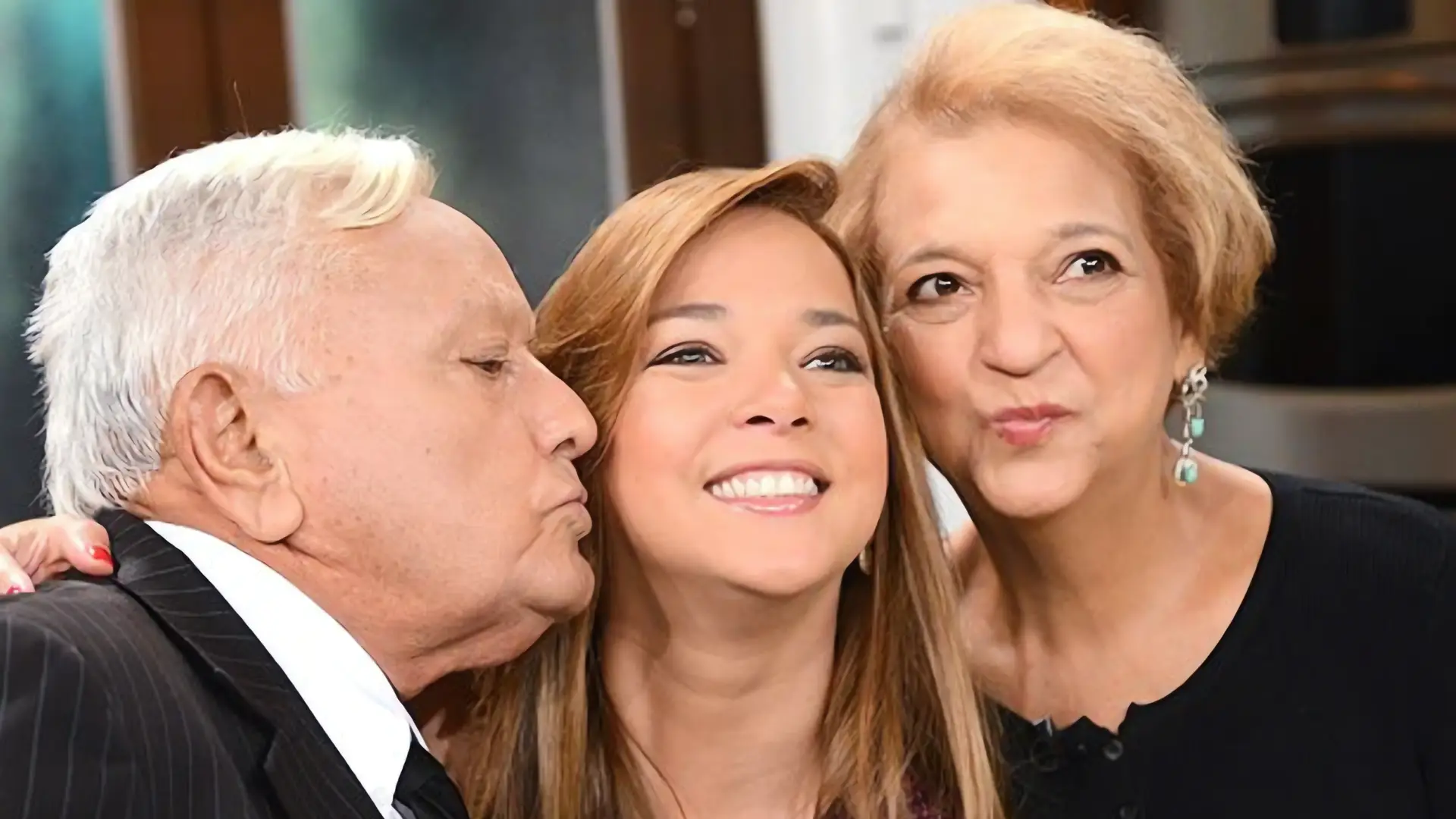 Adamari López recrea a sus padres fallecidos con IA: una imagen conmovedora
