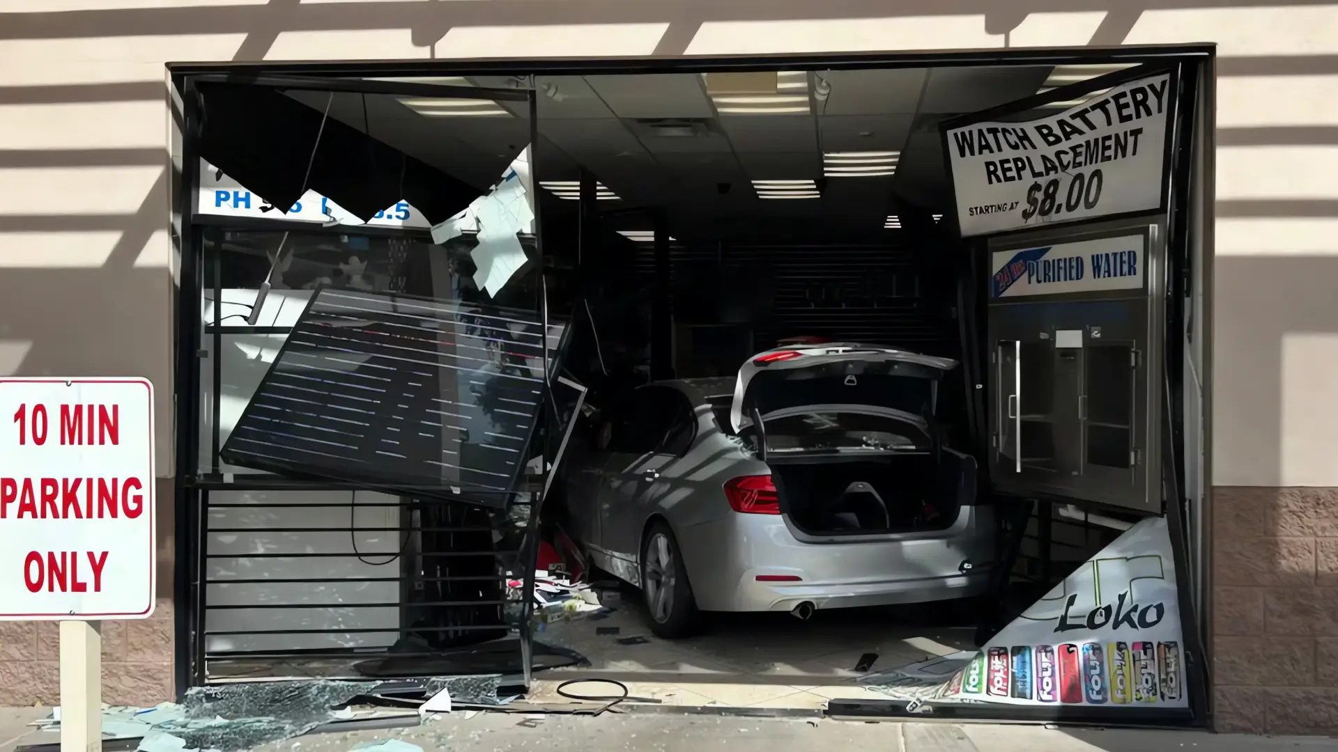 Accidente automovilístico causa daños importantes a tienda en Mesa