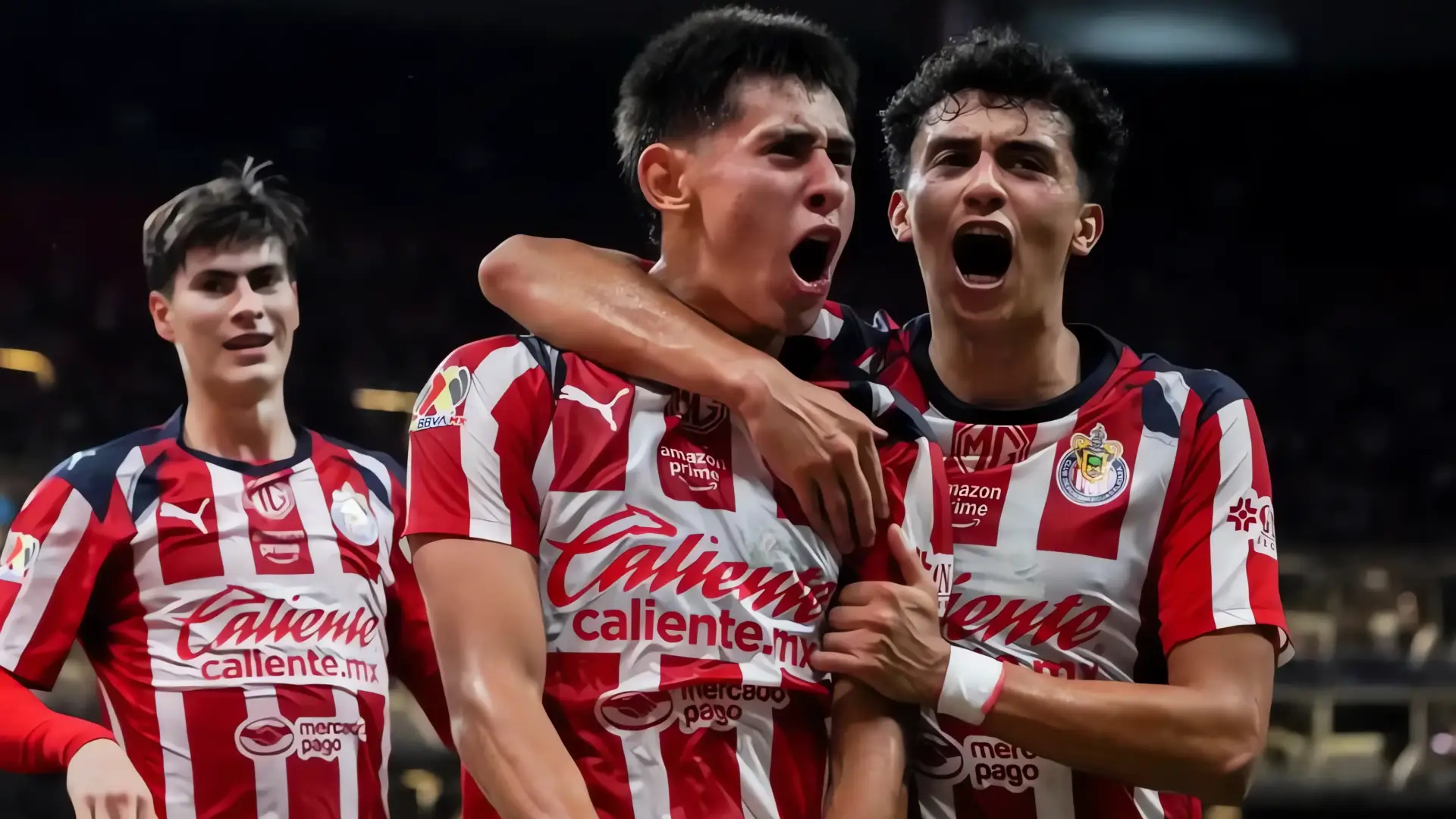 Chivas golea a Necaxa en el Akron