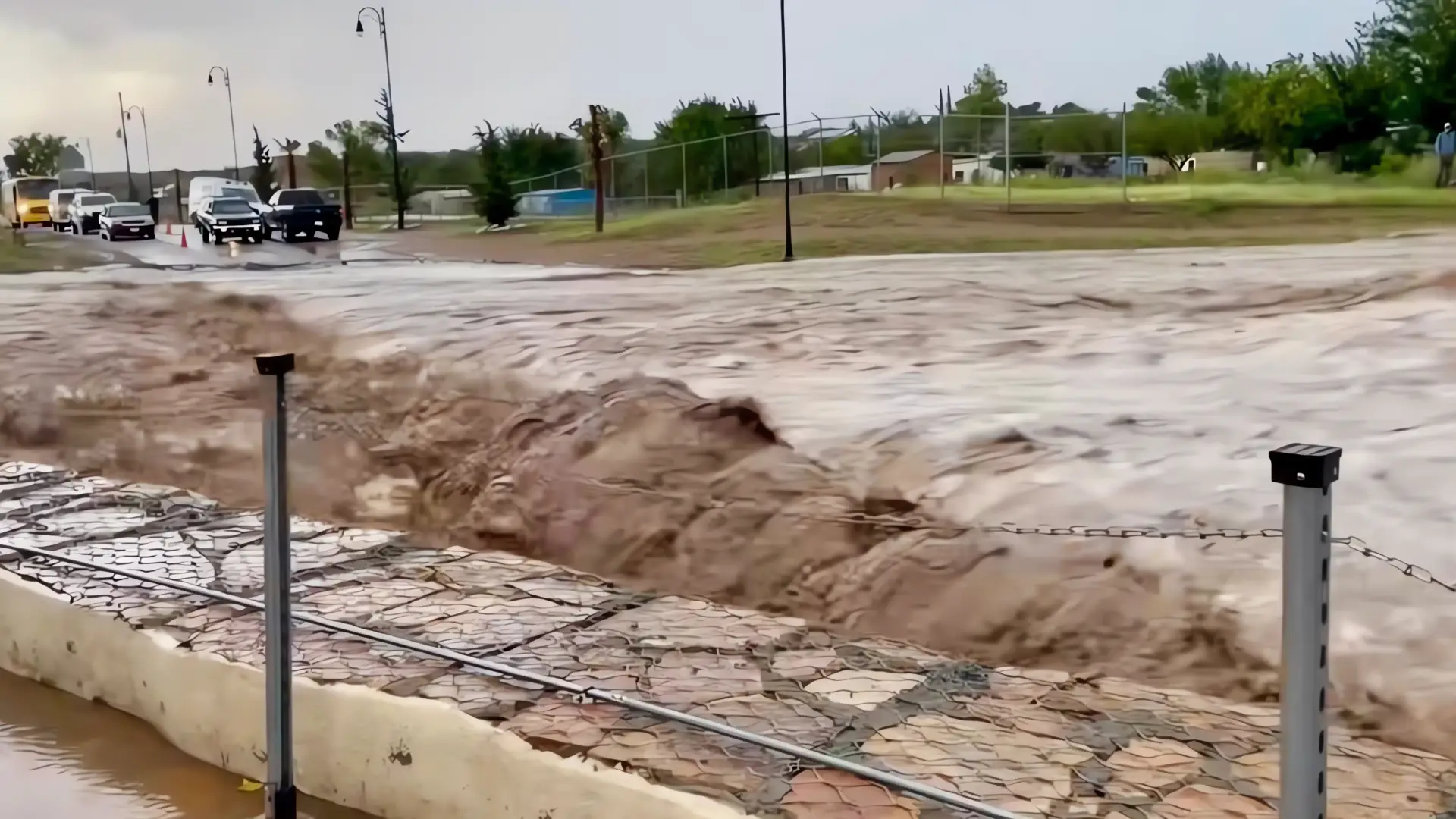 Lluvias provocan 5 cierres carreteros e inundaciones en la Sierra de Sonora