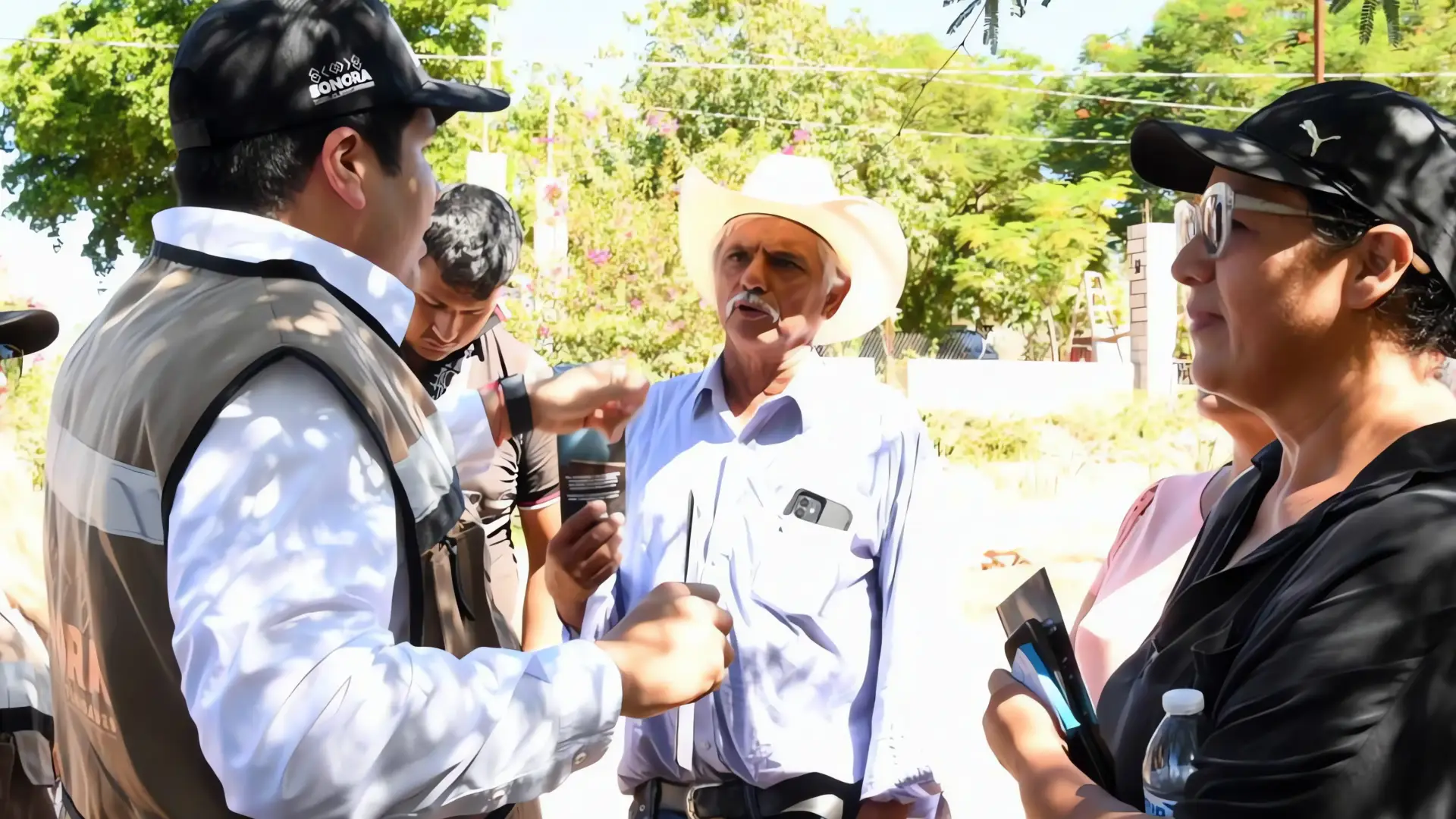 Servidores públicos informan casa por casa sobre el plan integral río Sonora