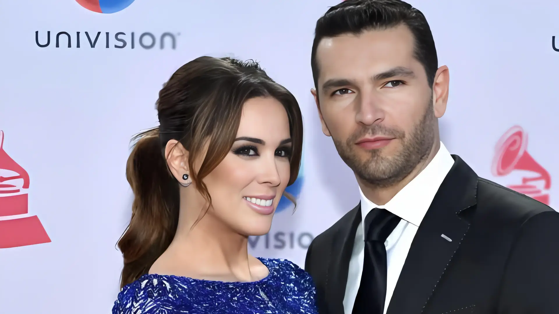Jacqueline Bracamontes y Martín fuentes celebran 14 años de matrimonio