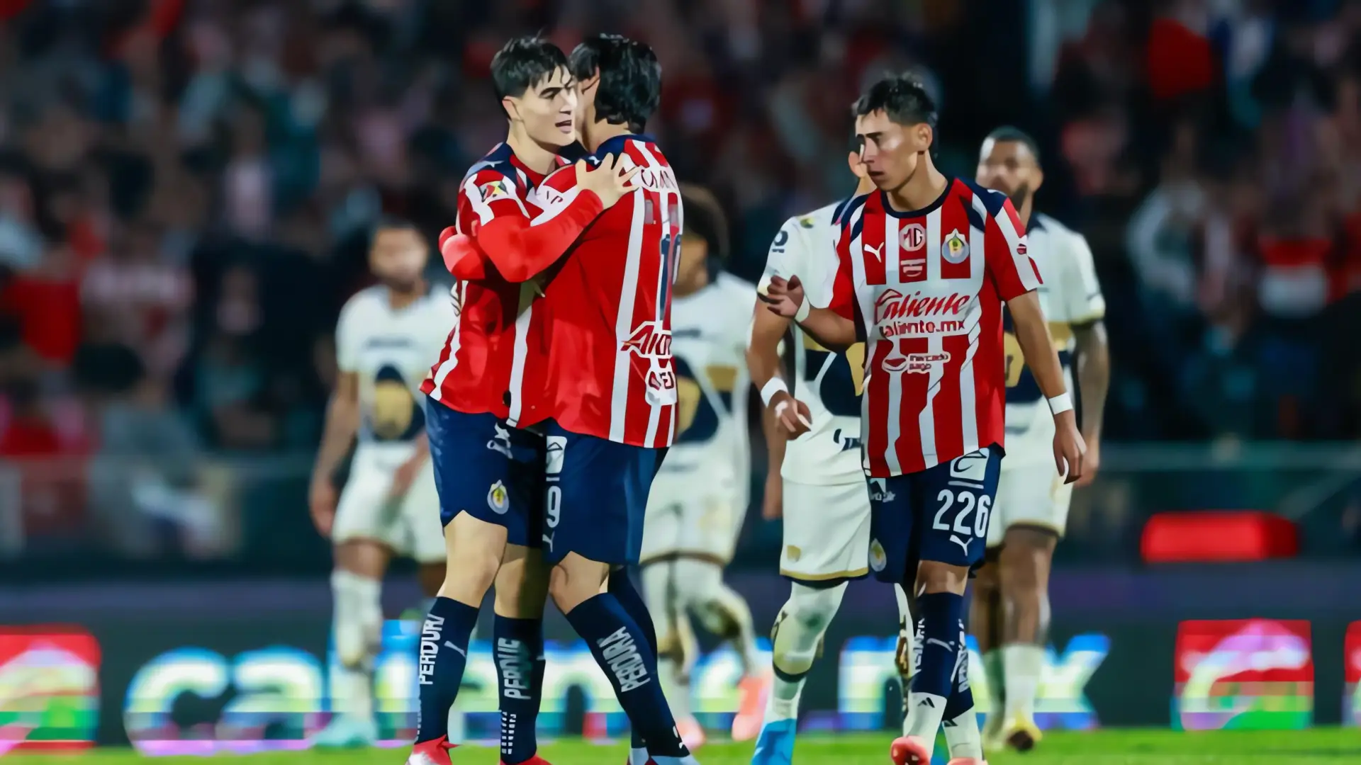 Chivas remonta bajo la lluvia y hunde a Pumas en un final de película