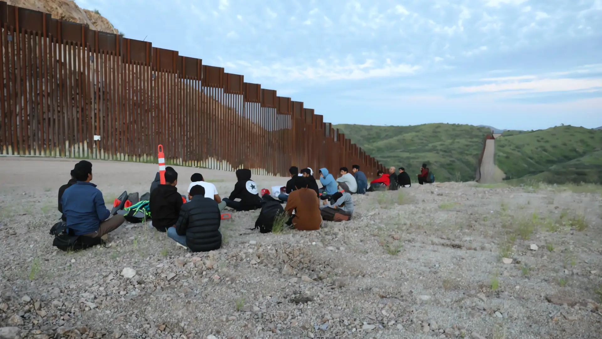 Muere migrante y rescatan a ocho más tras quedar atrapados en alcantarilla en El Paso
