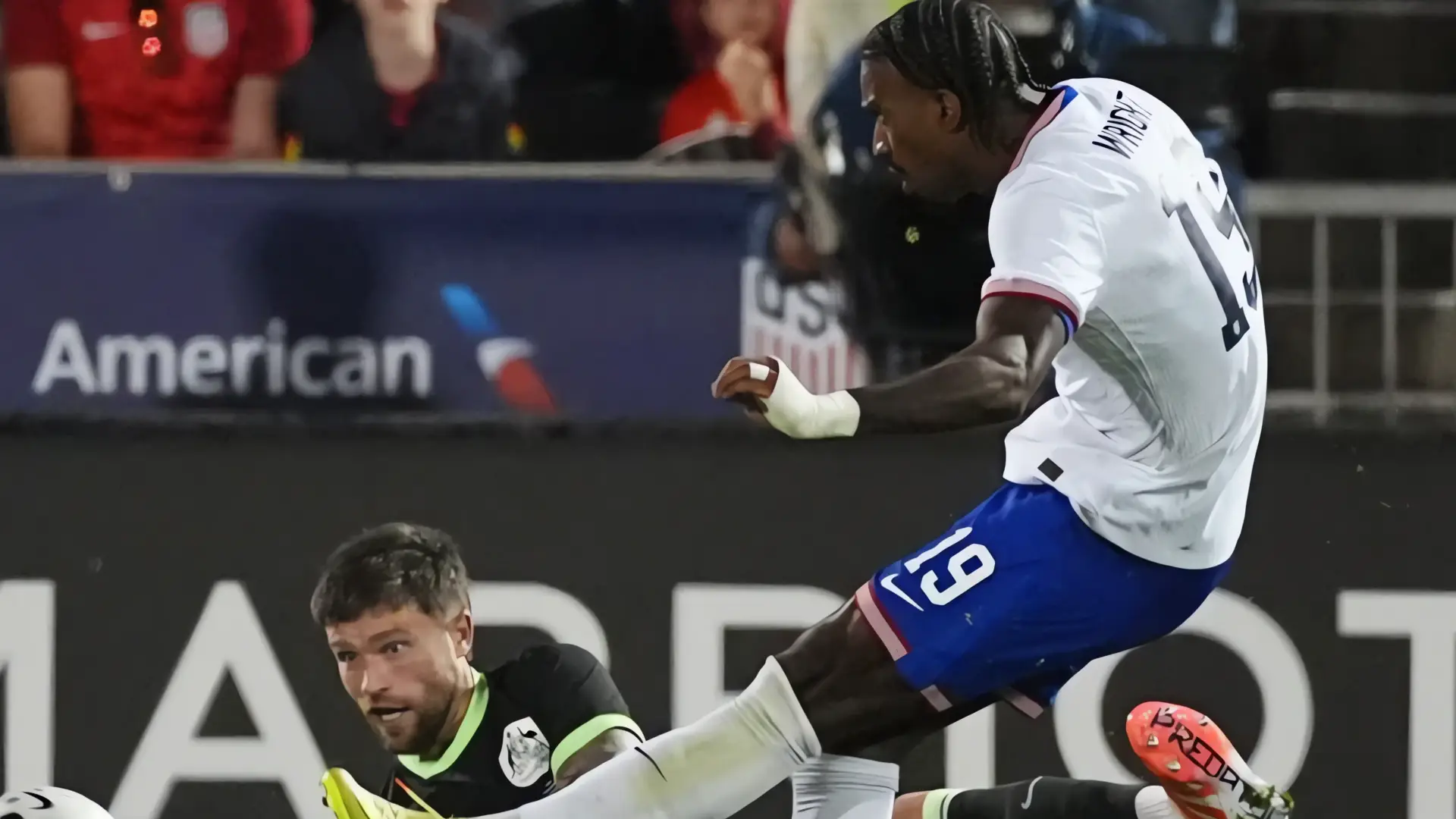 EE. UU. vence 2-1 a Australia en un intenso duelo marcado por la lesión de Pulisic