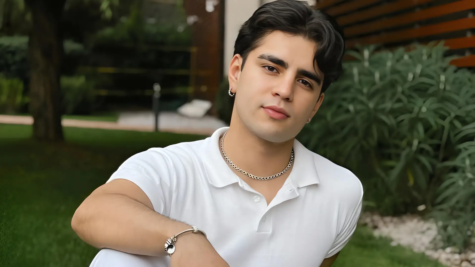 Aarón Mercury: De 'Rey sin Corona' a Ícono de la Moda en el Desfile de Mitzy