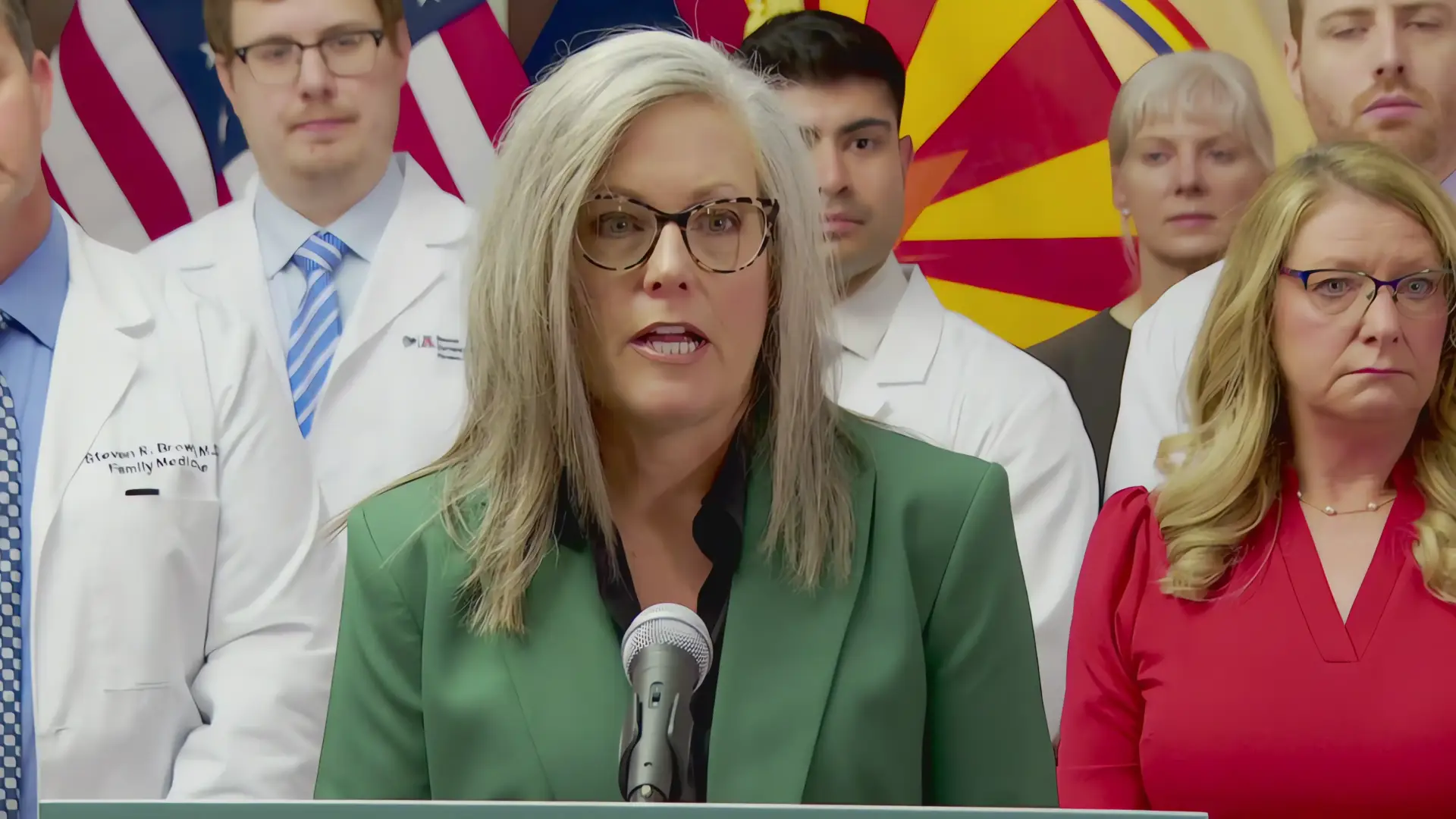 La Gobernadora Hobbs pausa los recortes a servicios para personas con discapacidad en Arizona tras protestas