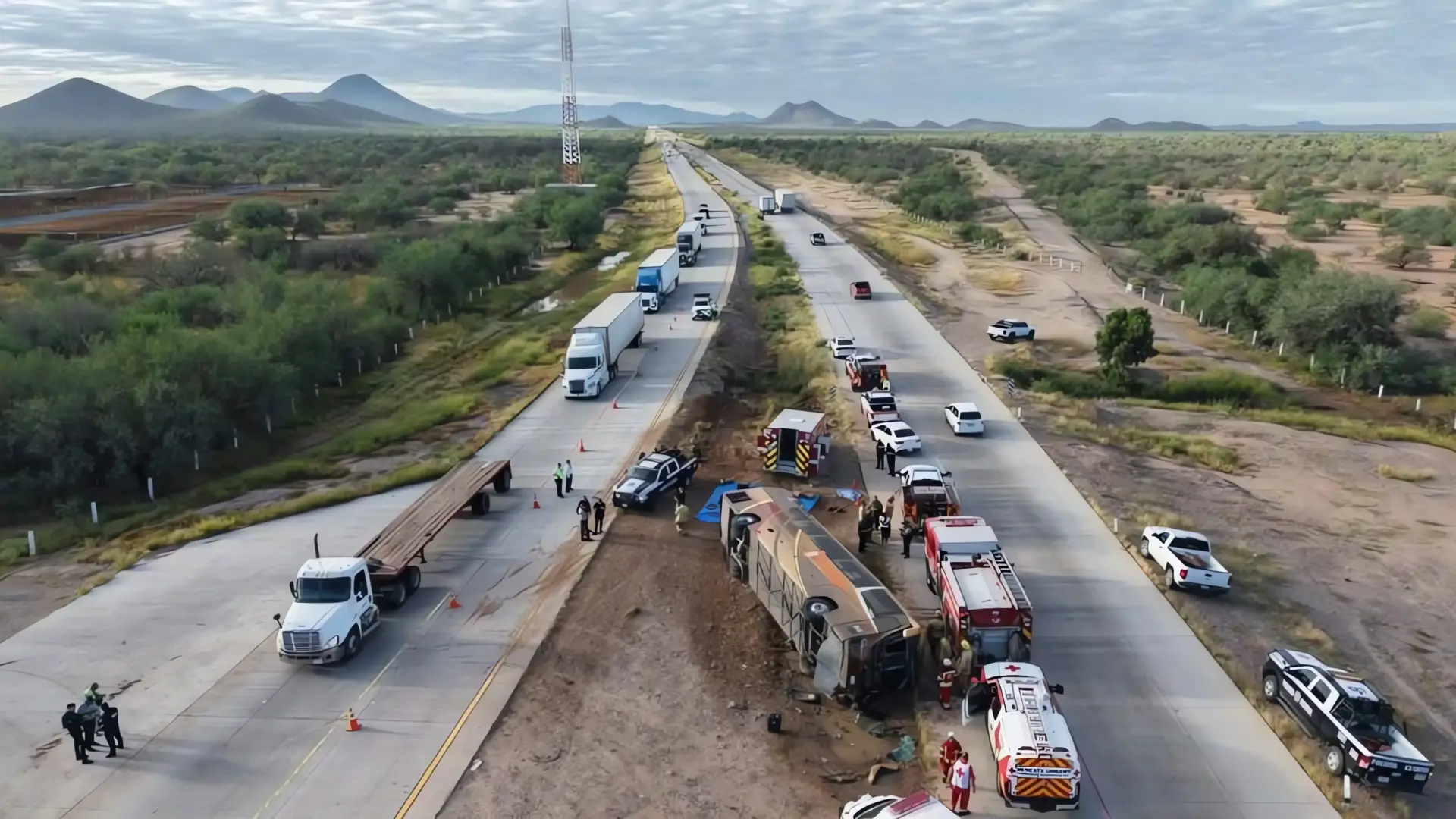 Accidente en la carretera Guaymas-Hermosillo deja siete muertos y 24 heridos; Fiscalía investiga posible somnolencia del conductor